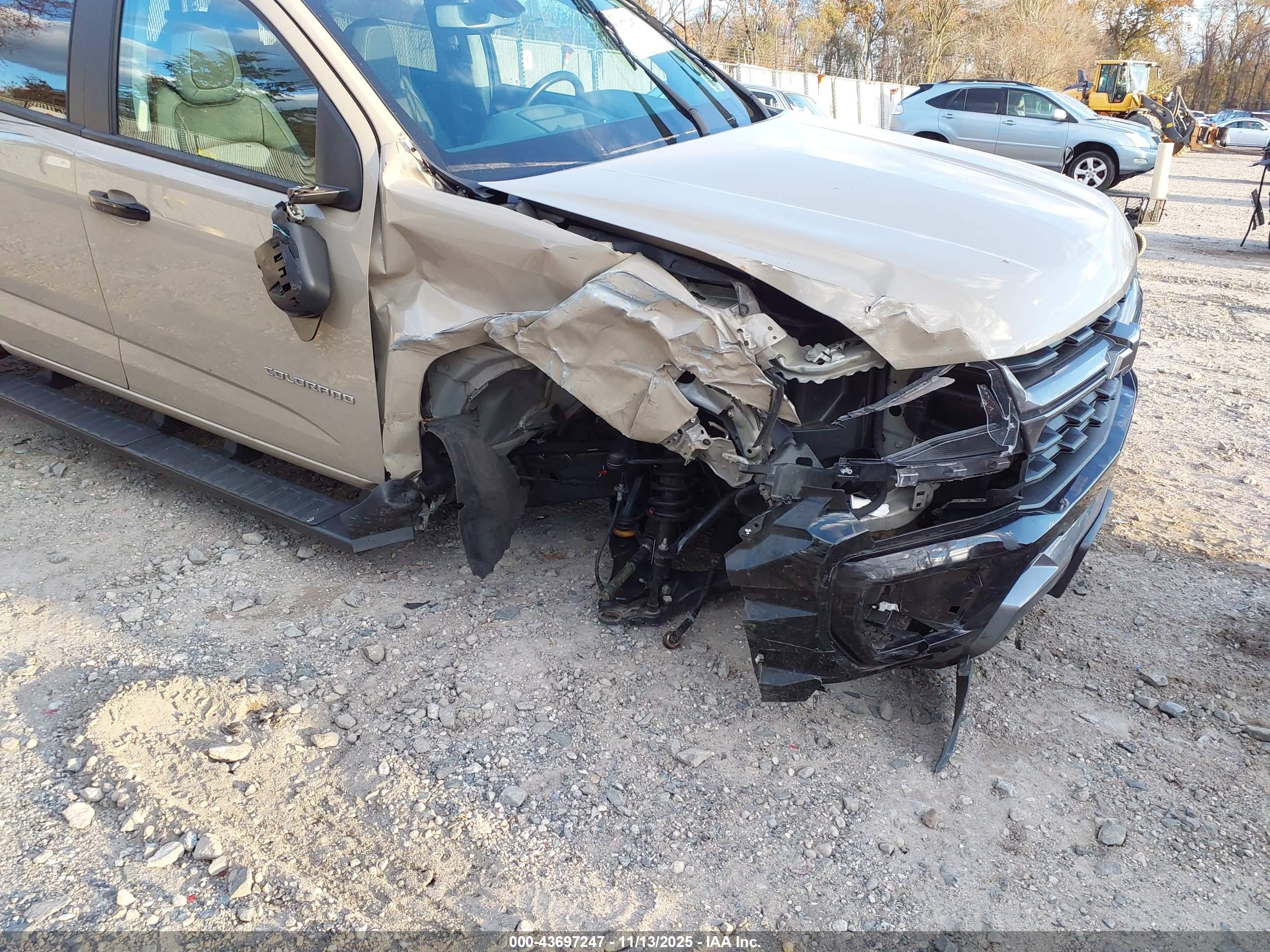 CHEVROLET COLORADO image 6