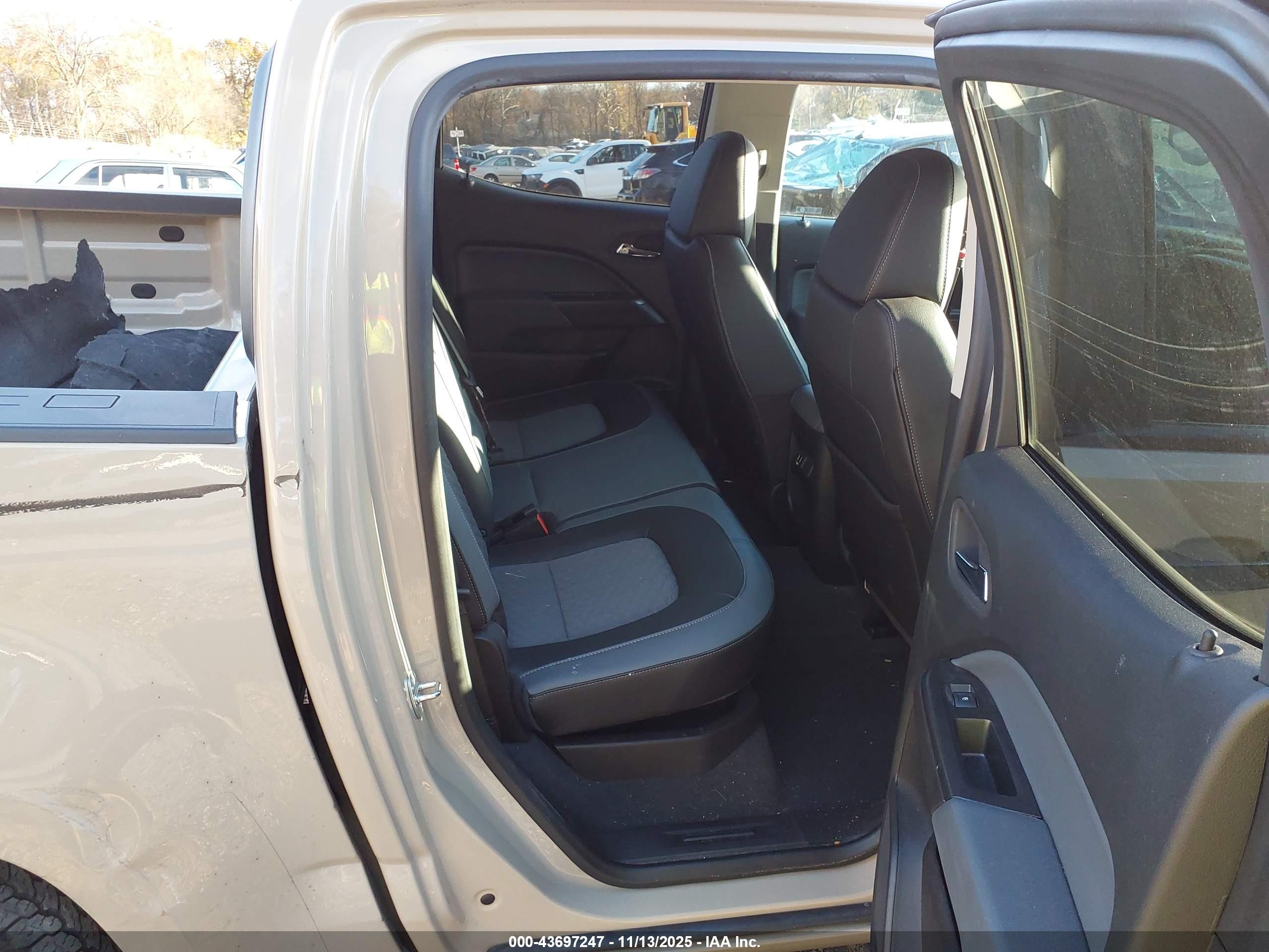 CHEVROLET COLORADO image 8