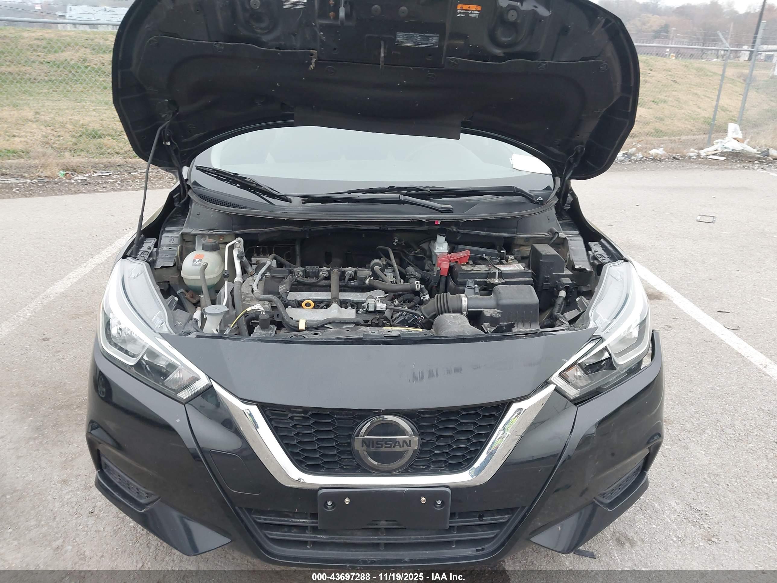 NISSAN VERSA image 10