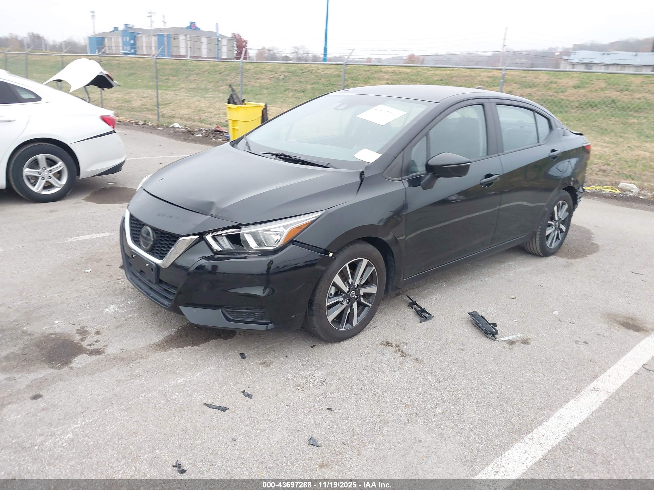 NISSAN VERSA image 2