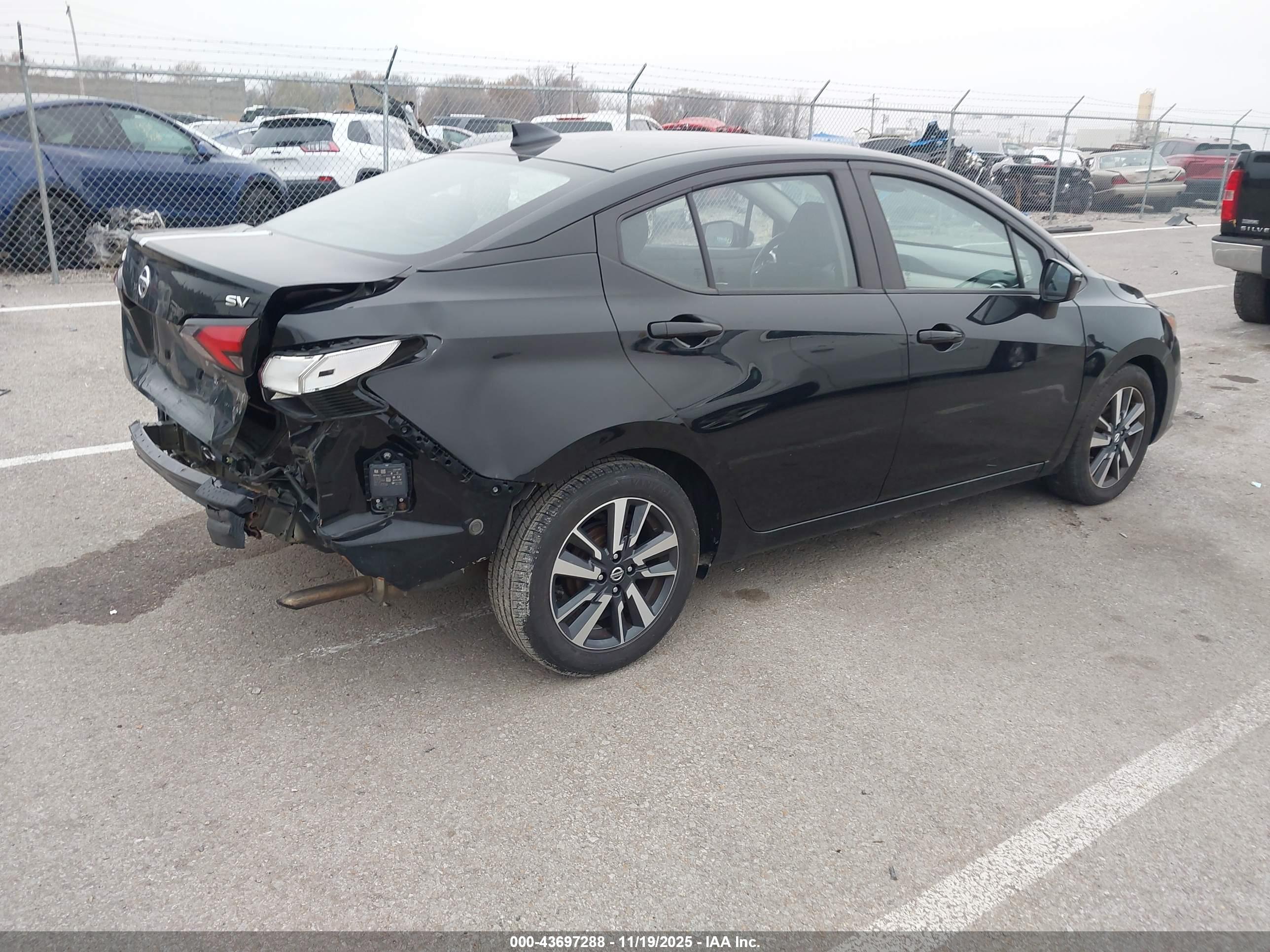 NISSAN VERSA image 4