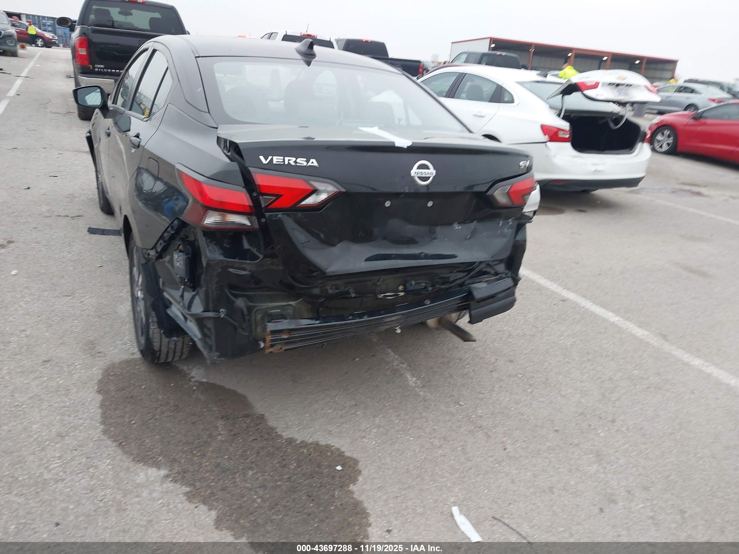 NISSAN VERSA image 6