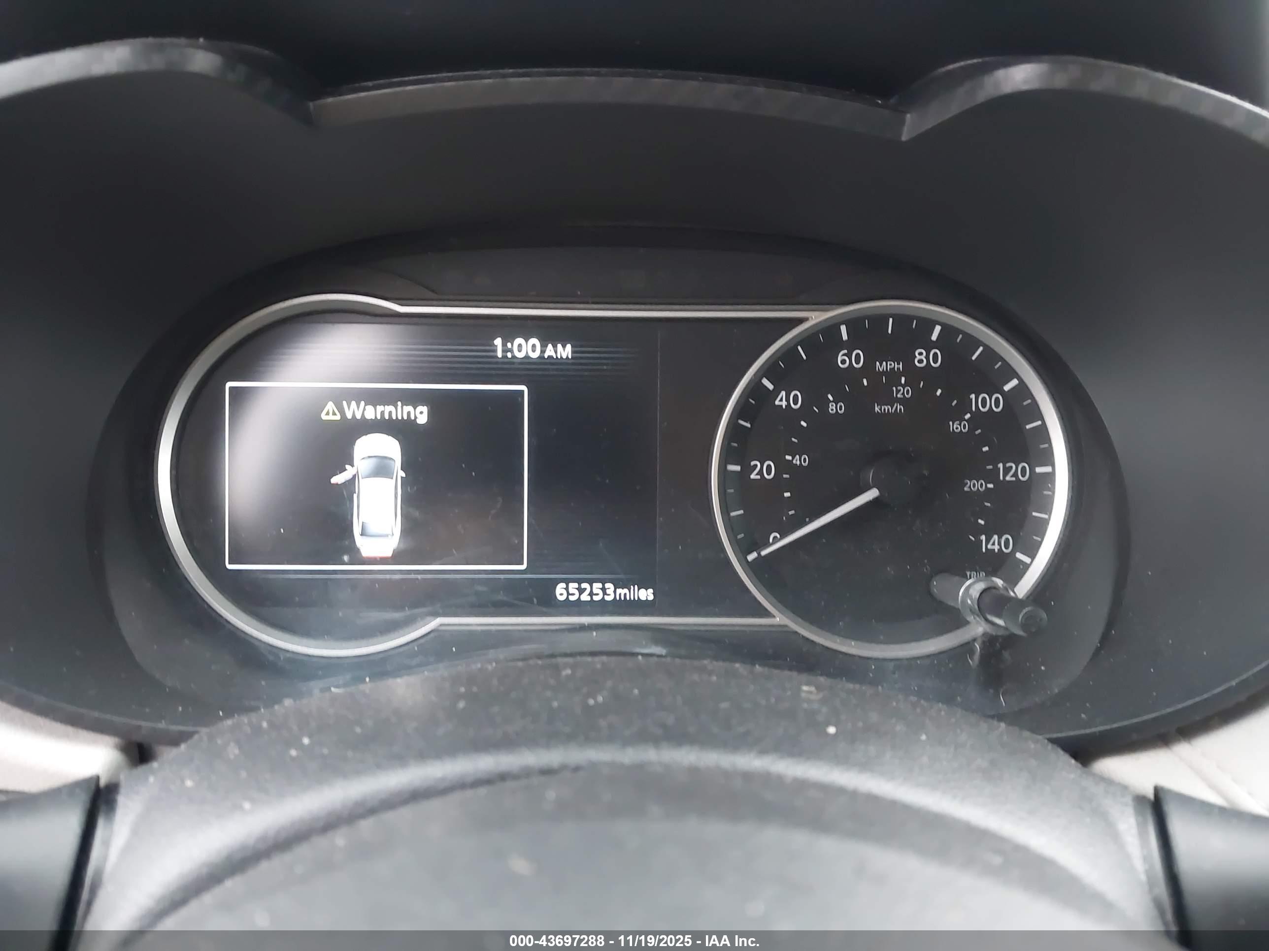 NISSAN VERSA image 7