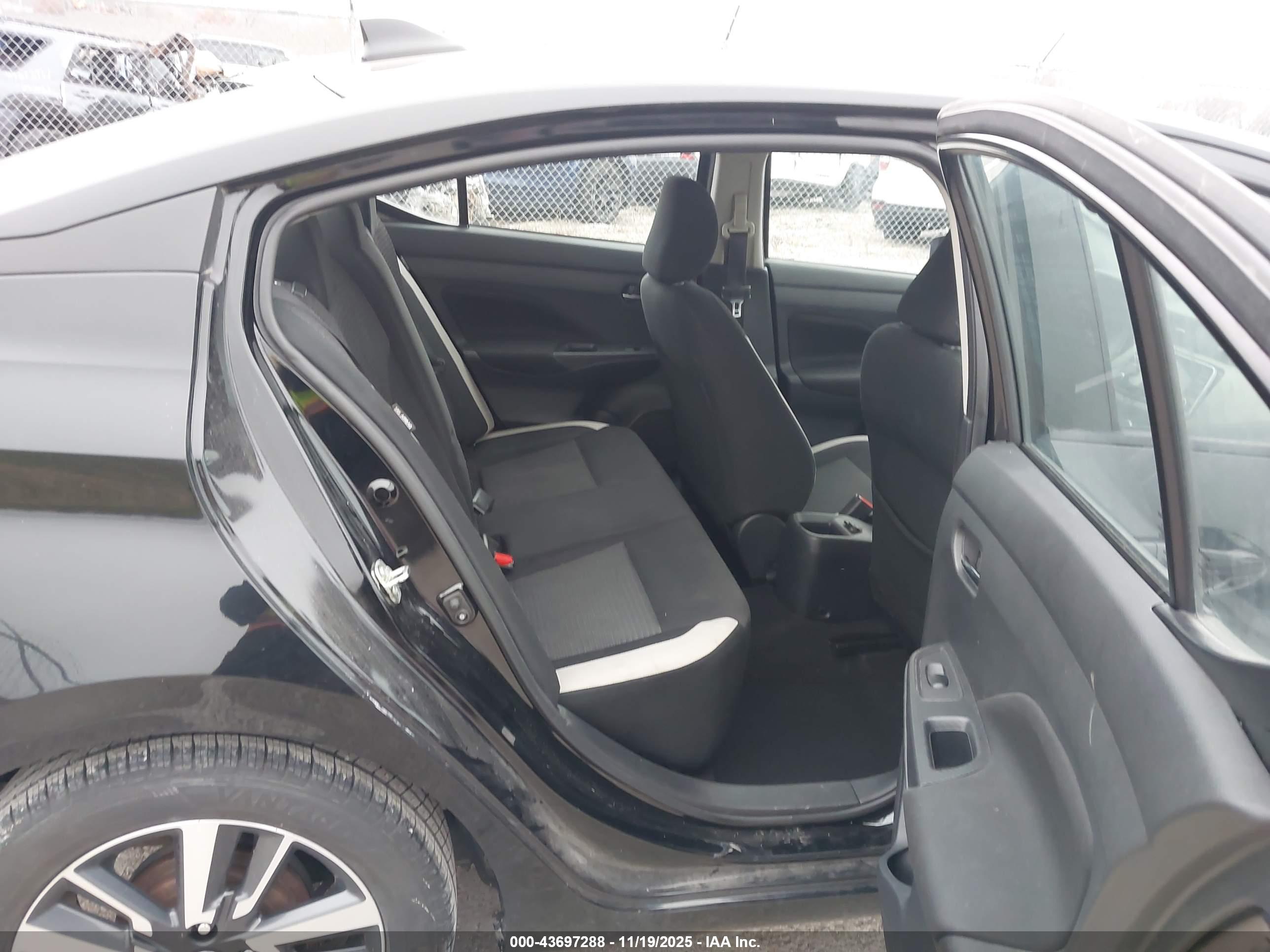 NISSAN VERSA image 8