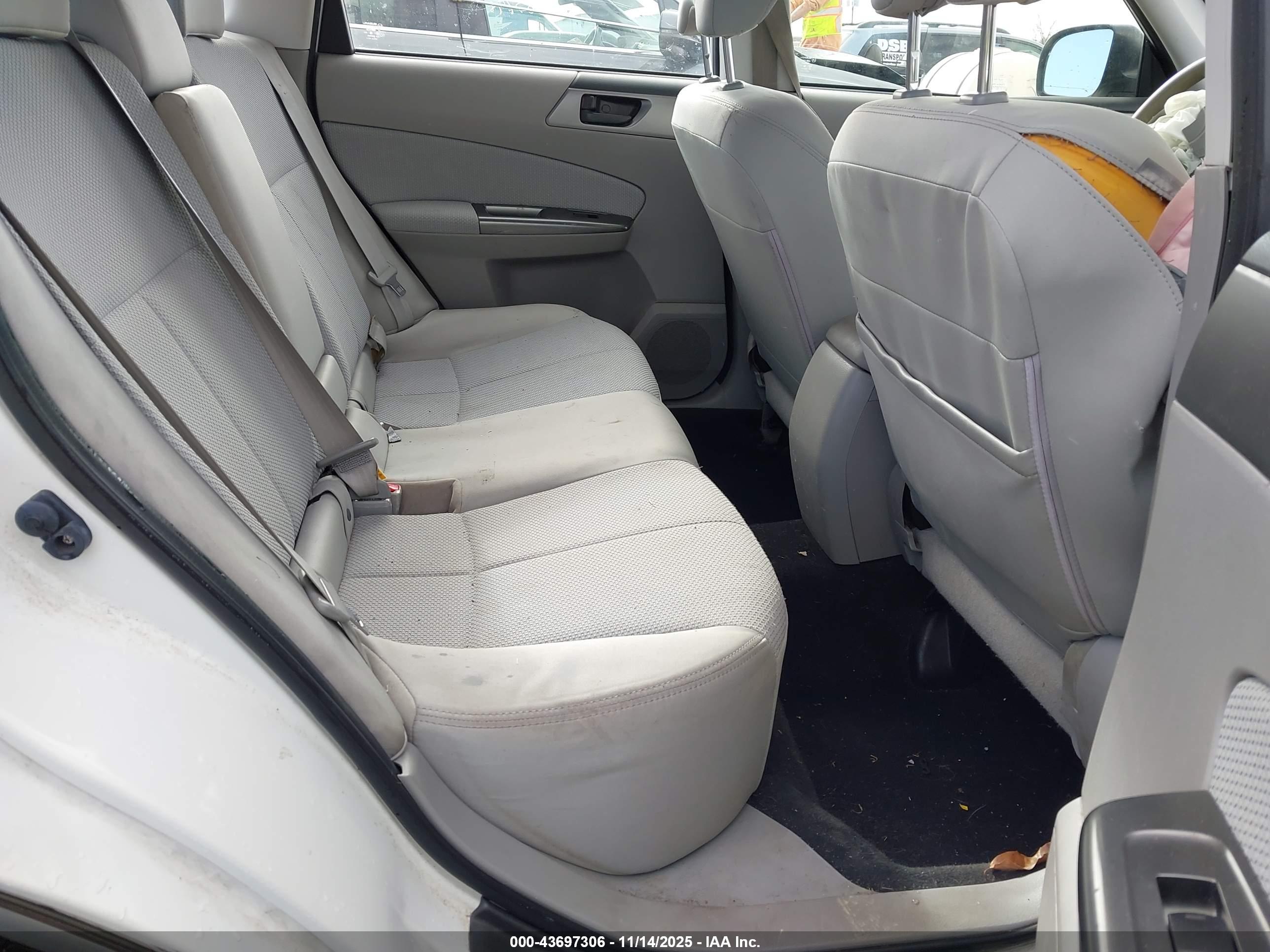 SUBARU FORESTER image 8