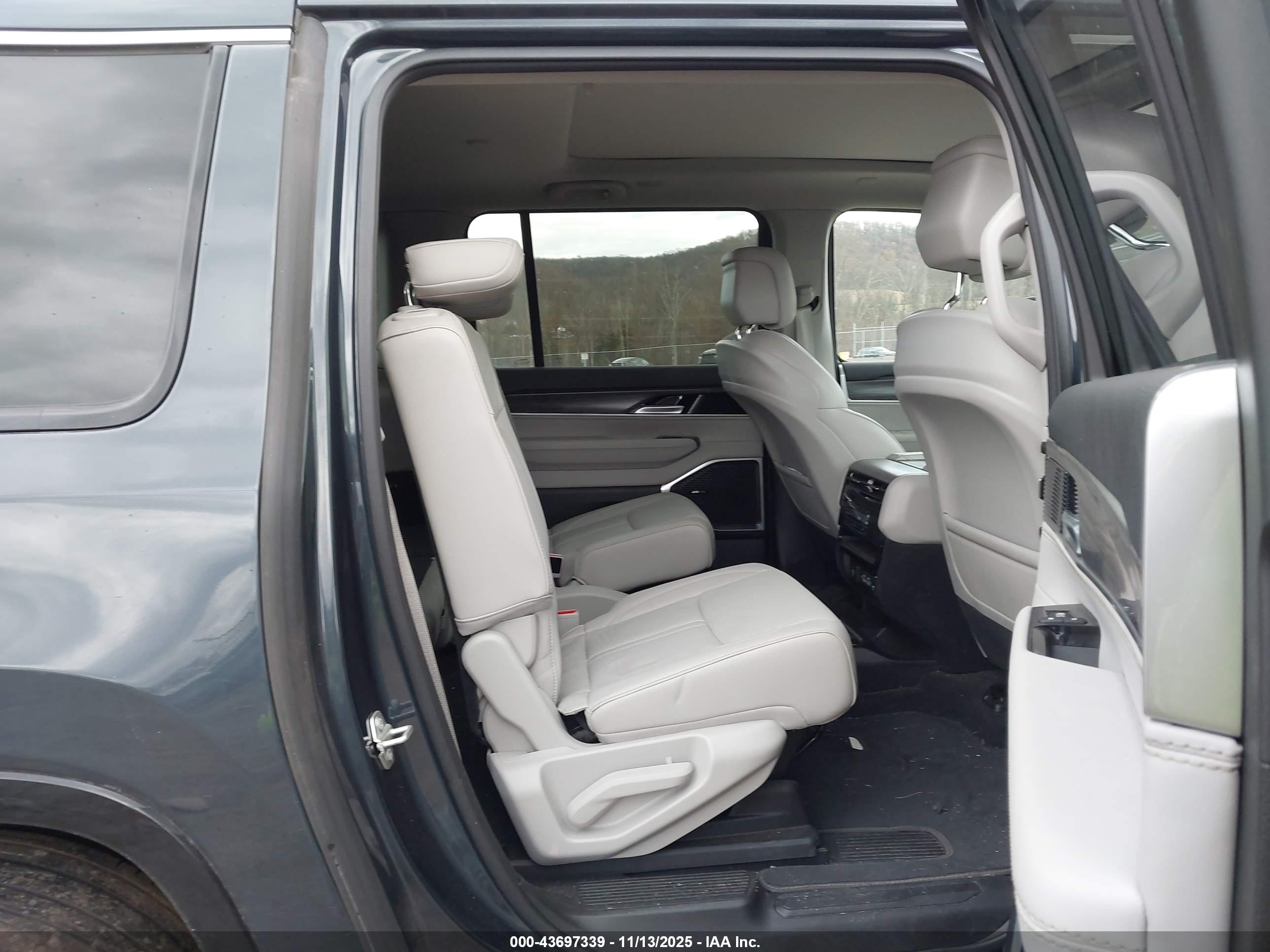 JEEP WAGONEER image 8
