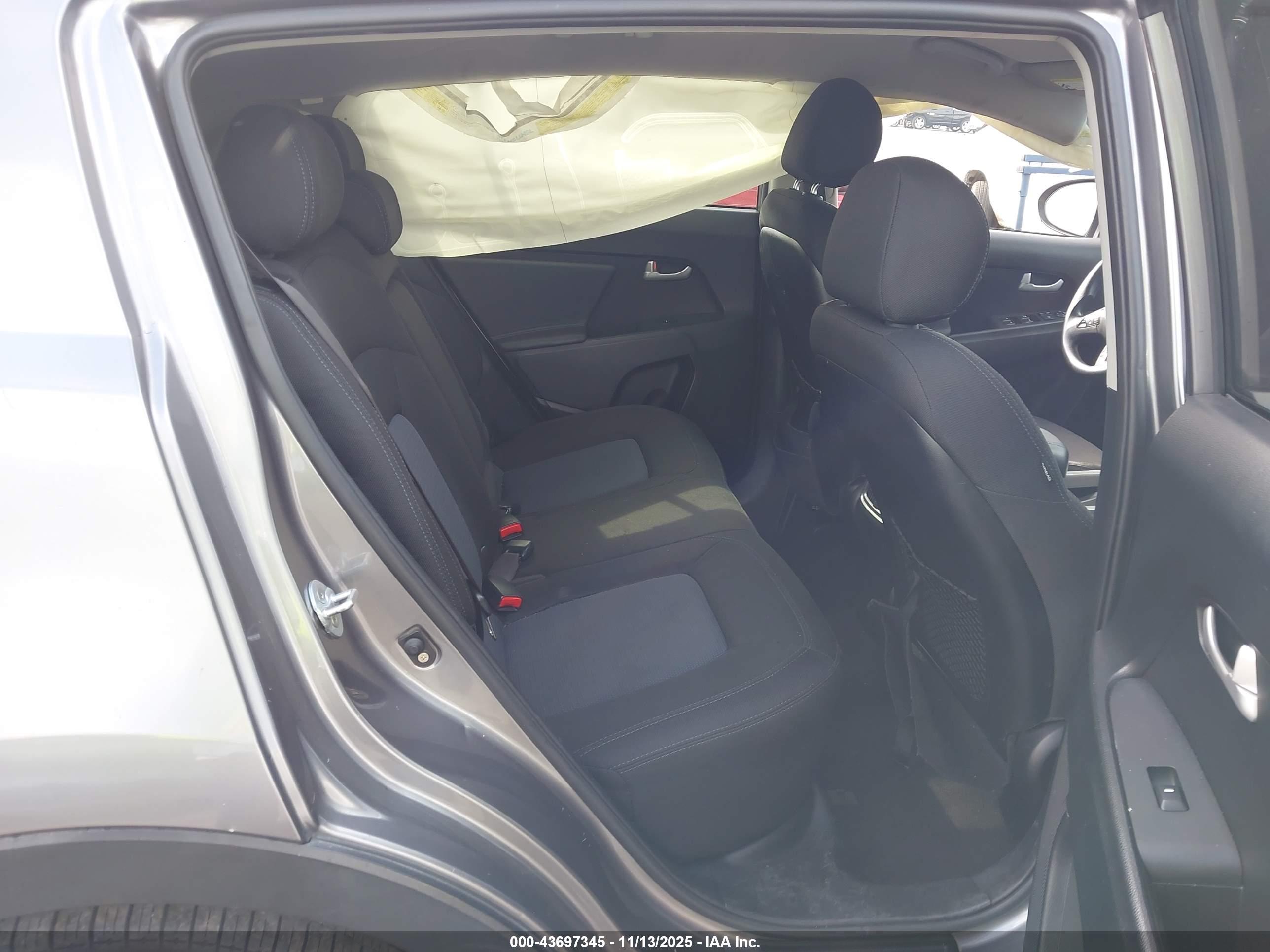 KIA SPORTAGE image 8