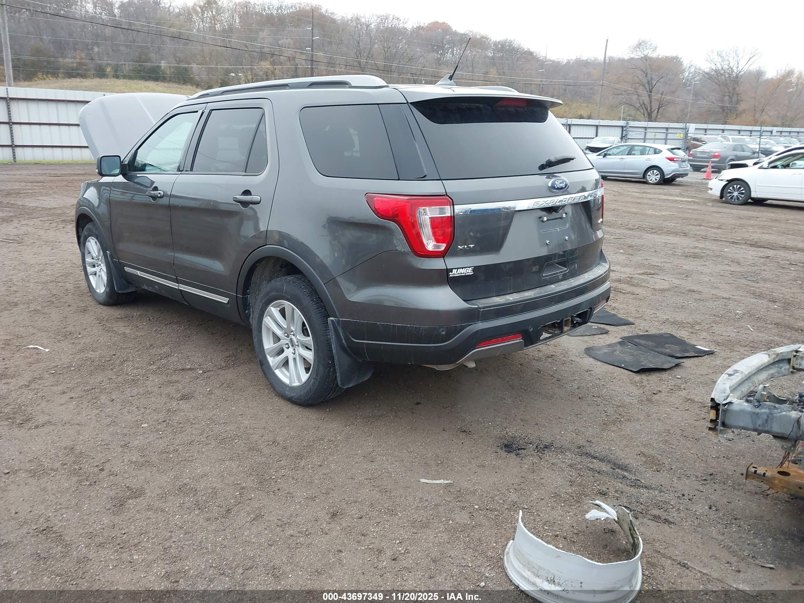 FORD EXPLORER image 3