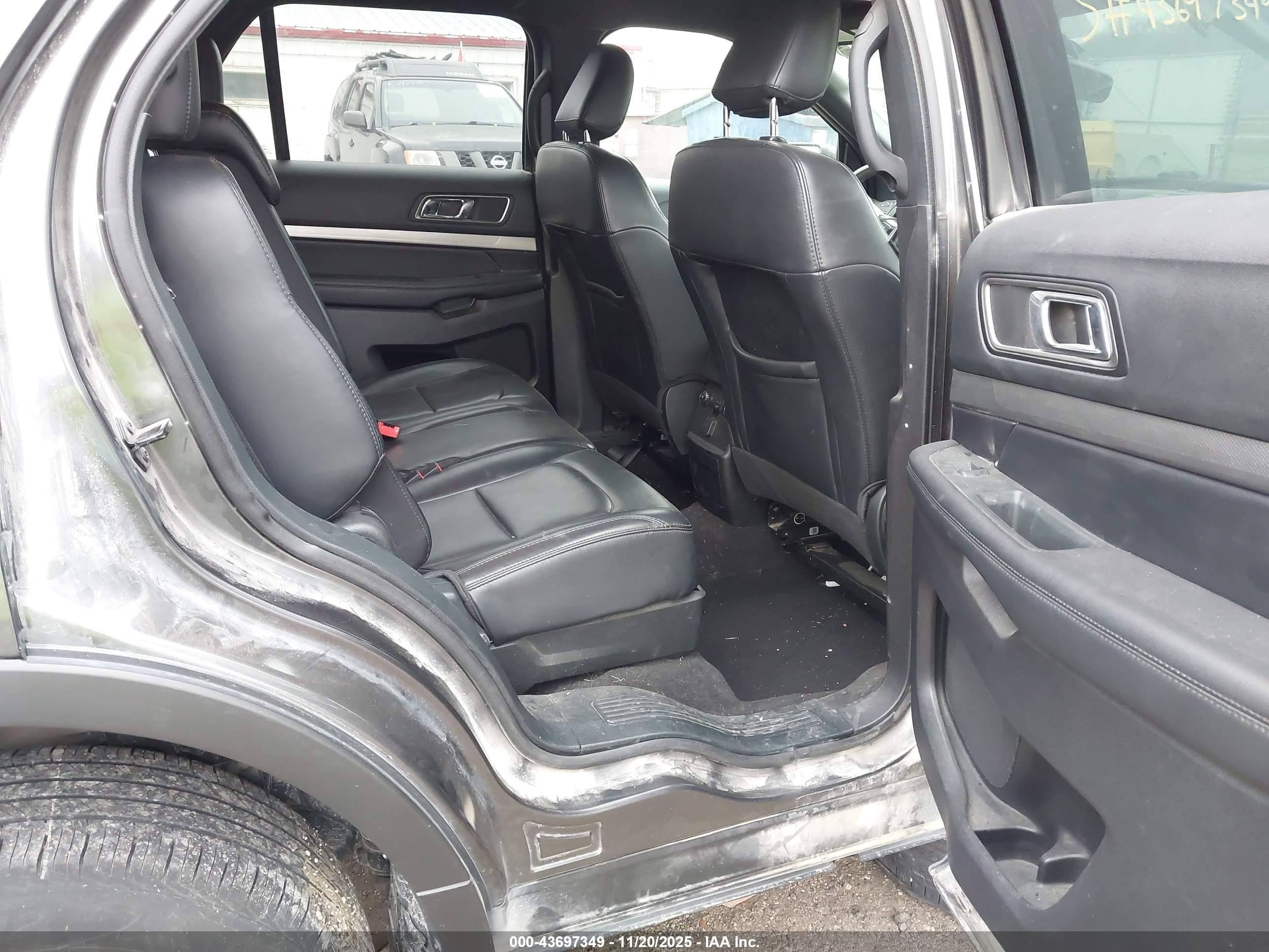 FORD EXPLORER image 8