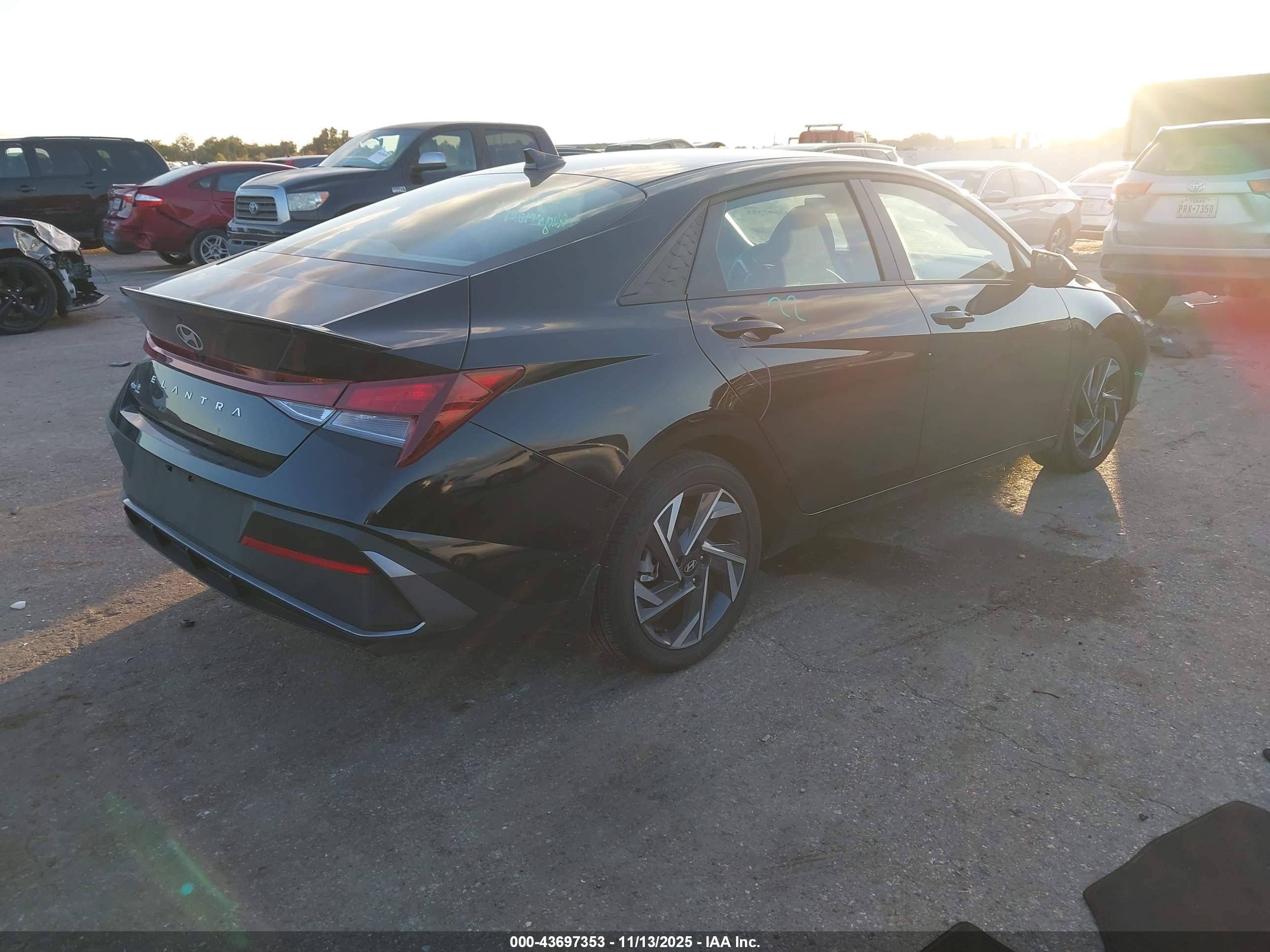 HYUNDAI ELANTRA image 4