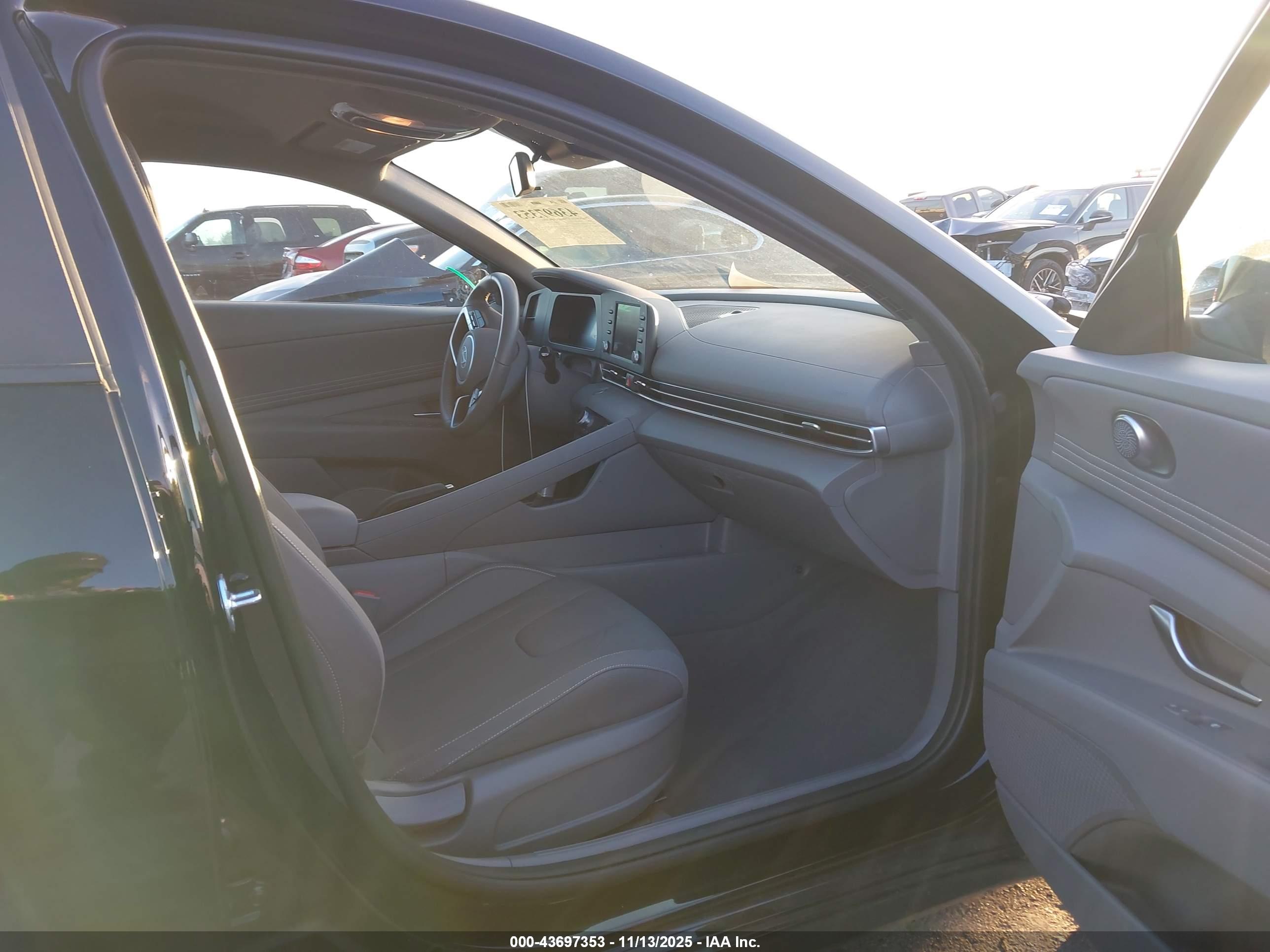 HYUNDAI ELANTRA image 5