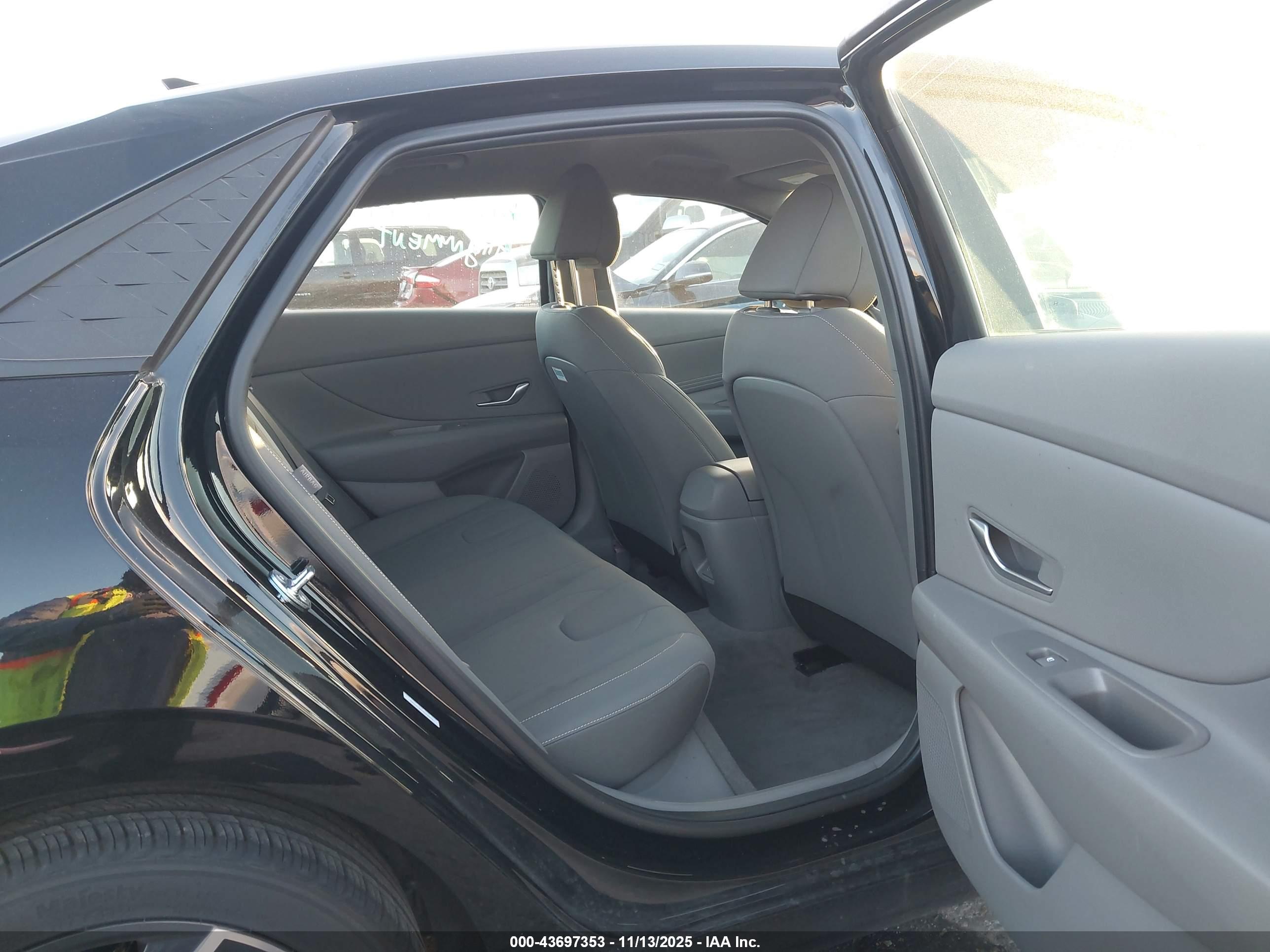 HYUNDAI ELANTRA image 8