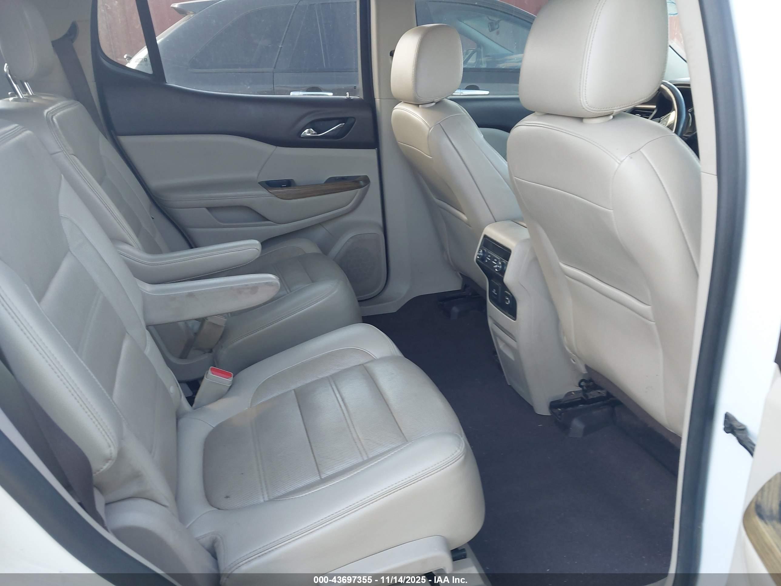 GMC ACADIA image 8