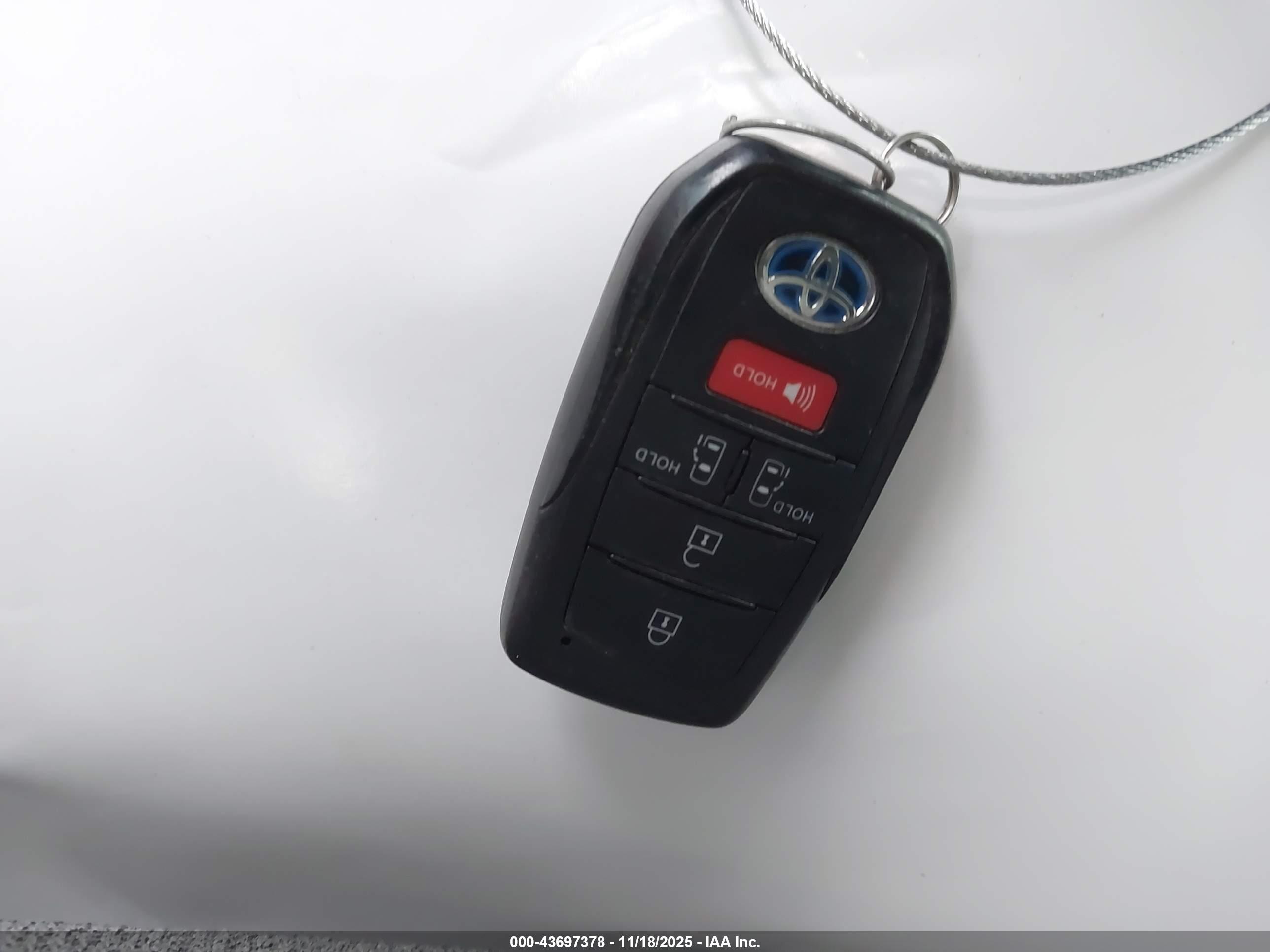TOYOTA SIENNA image 11