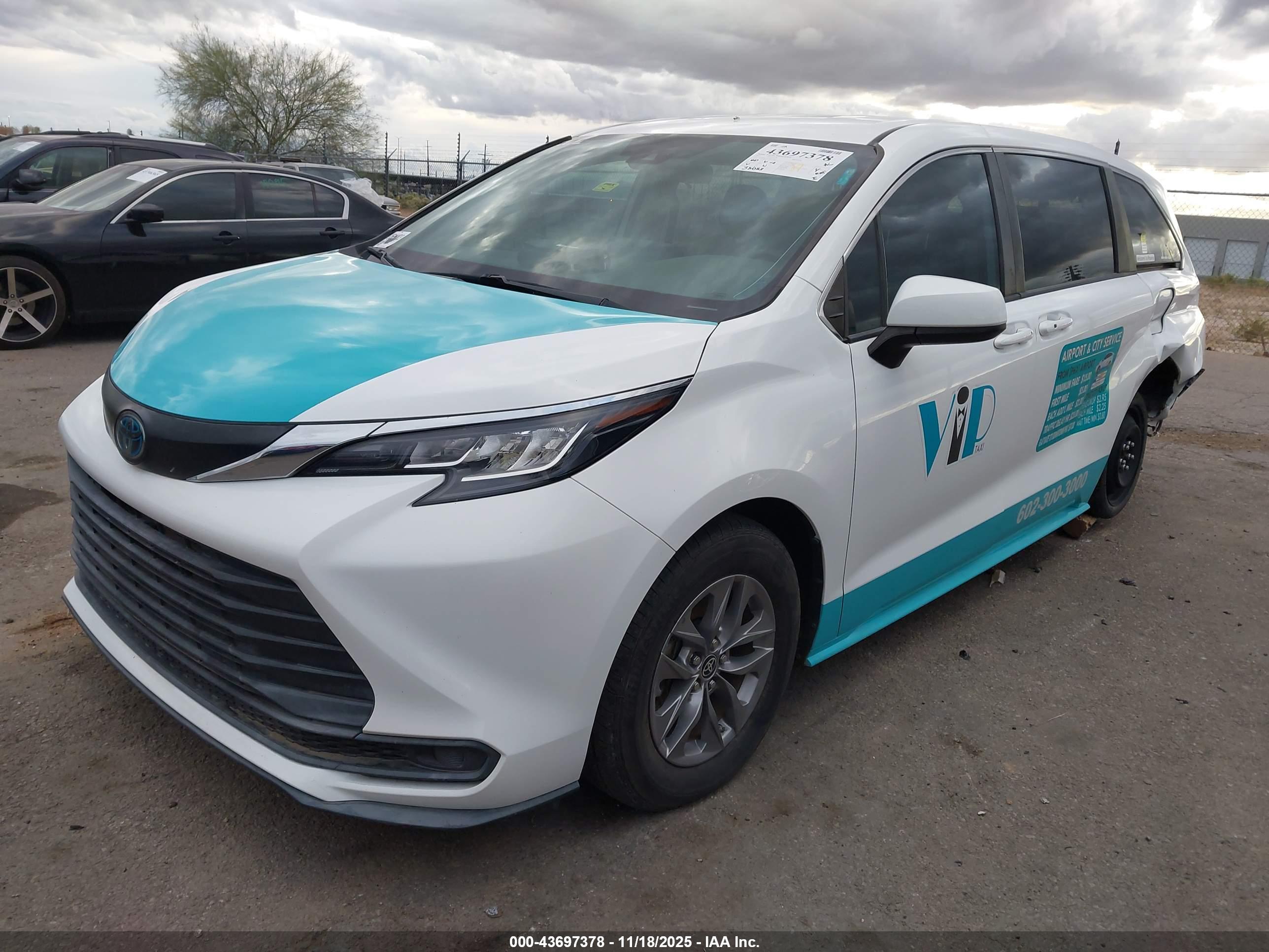 TOYOTA SIENNA image 2
