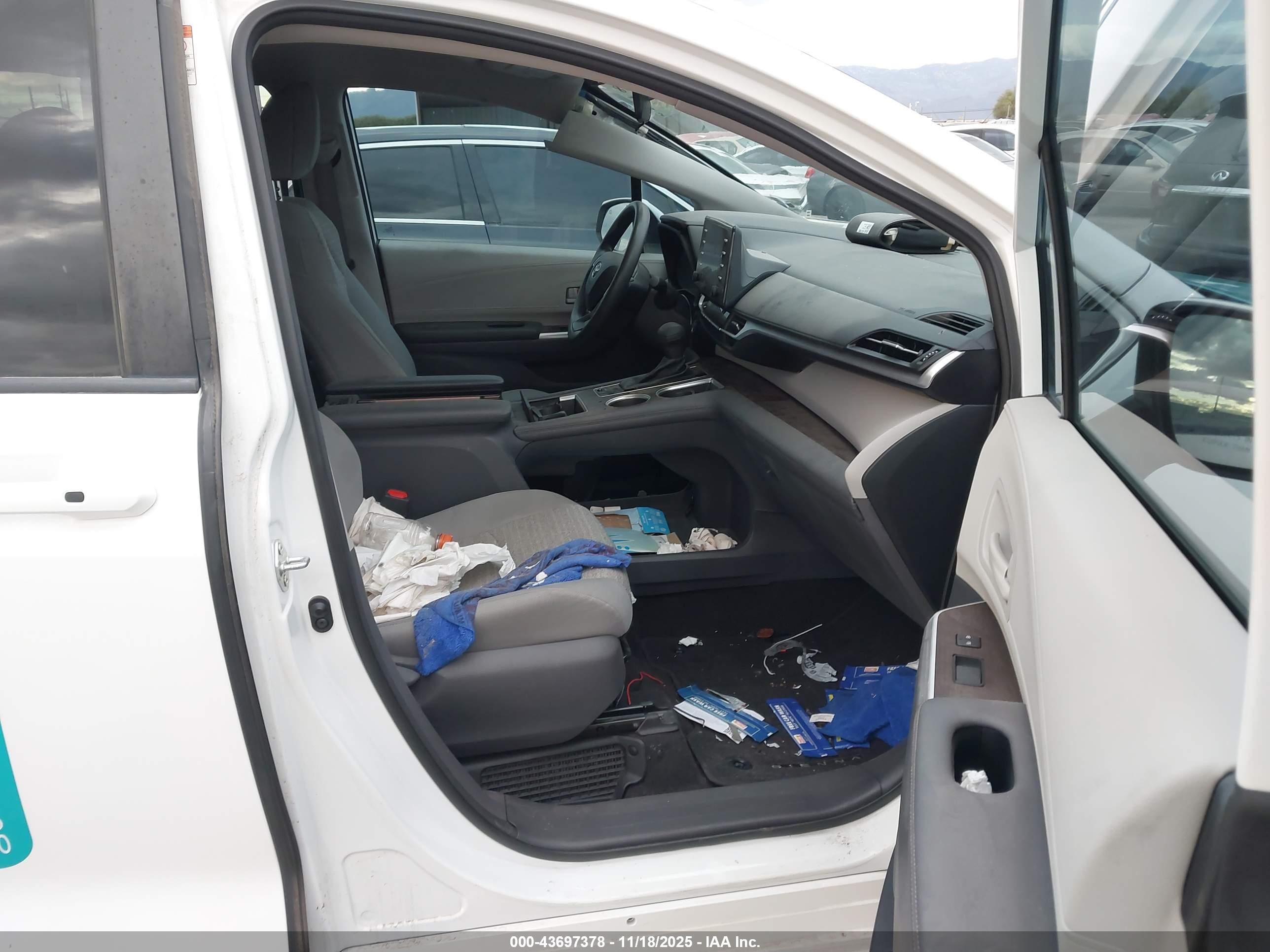TOYOTA SIENNA image 5
