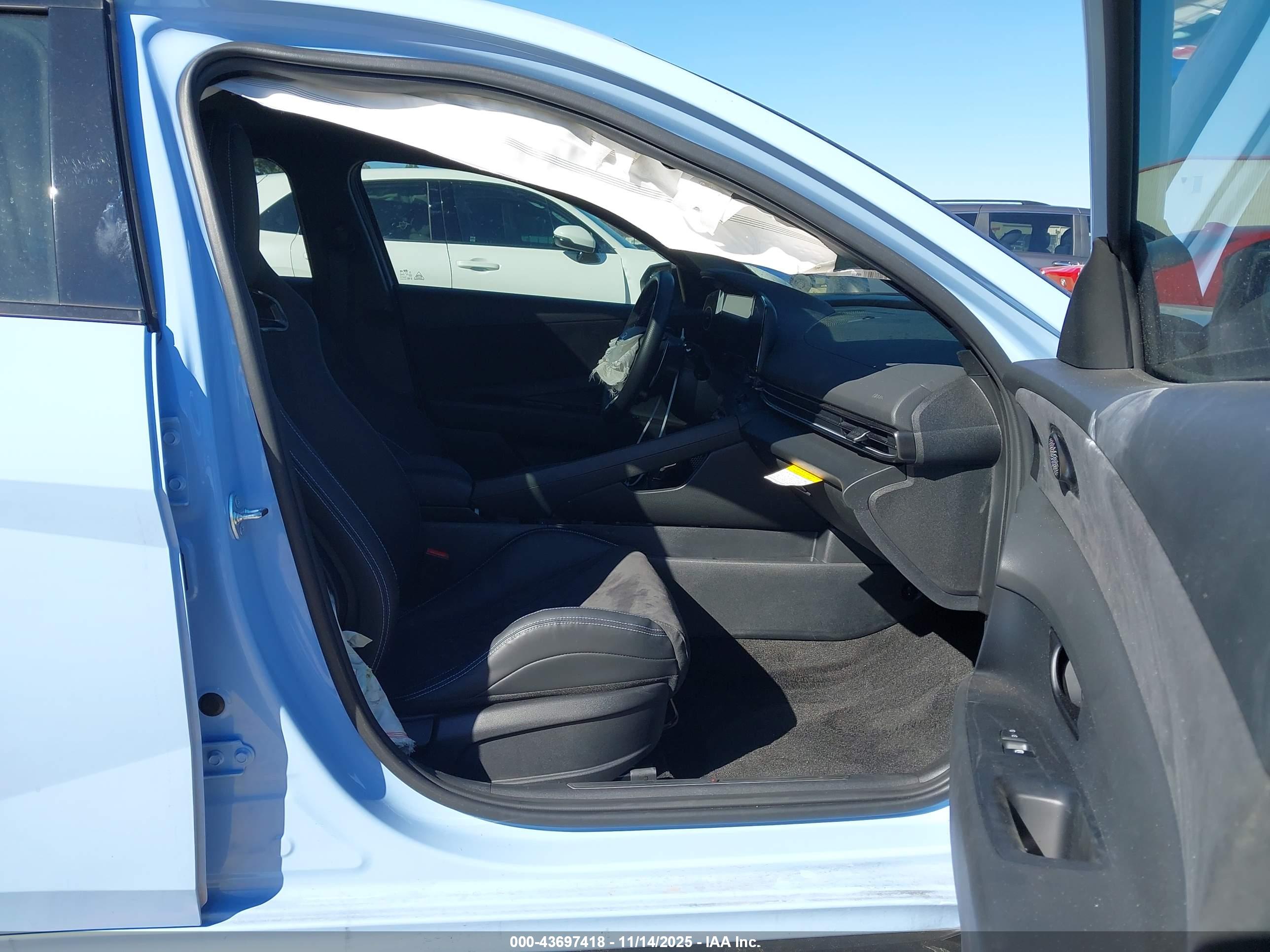 HYUNDAI ELANTRA image 5