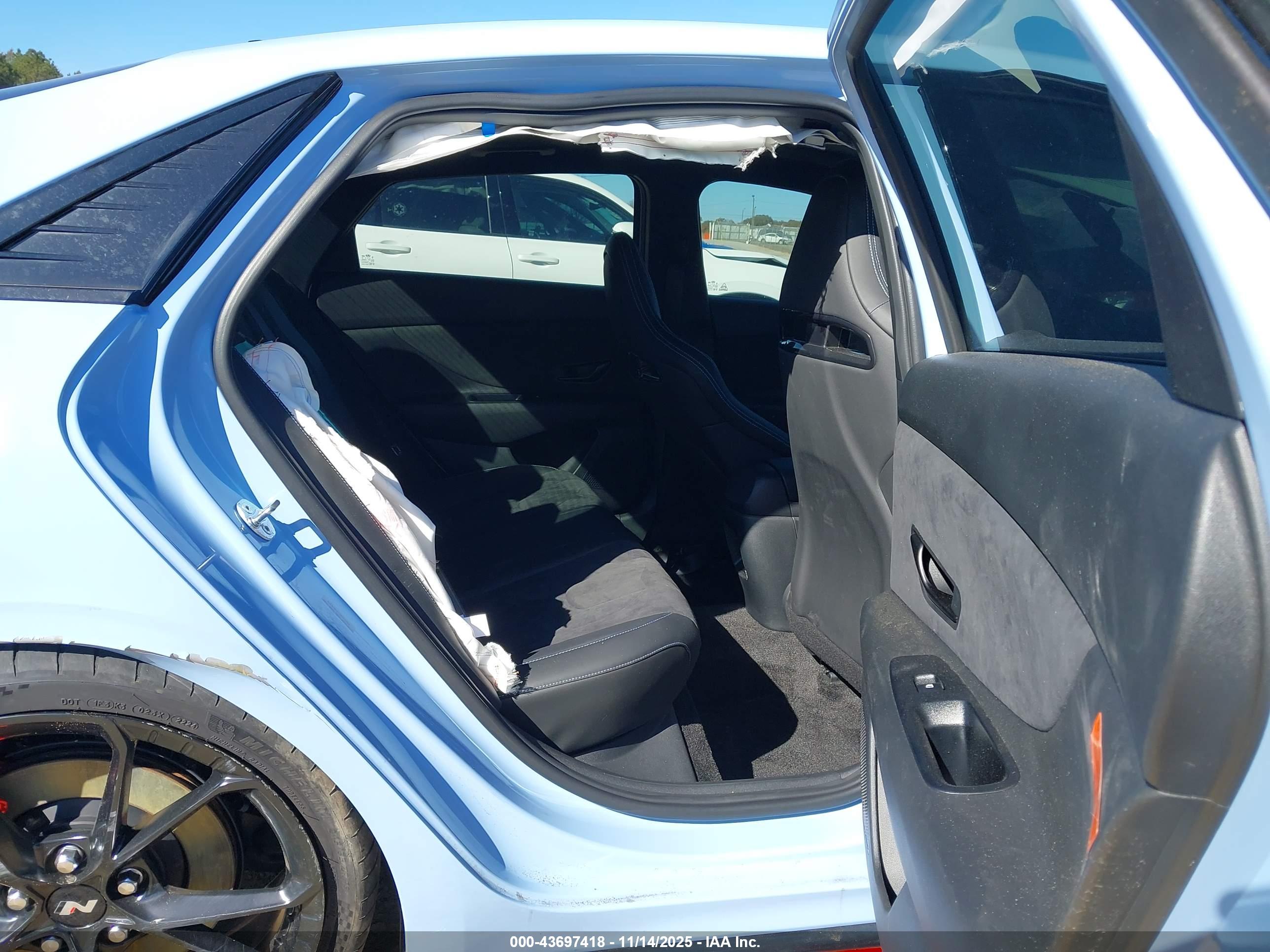 HYUNDAI ELANTRA image 8