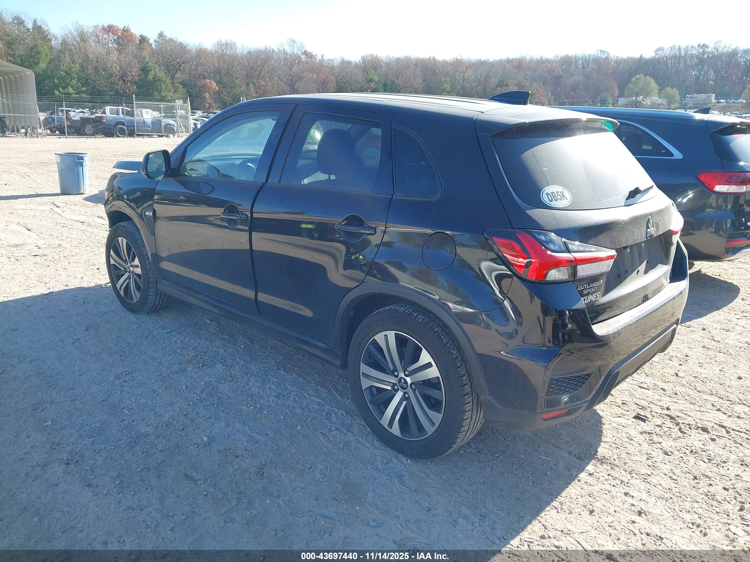 MITSUBISHI OUTLANDER image 3