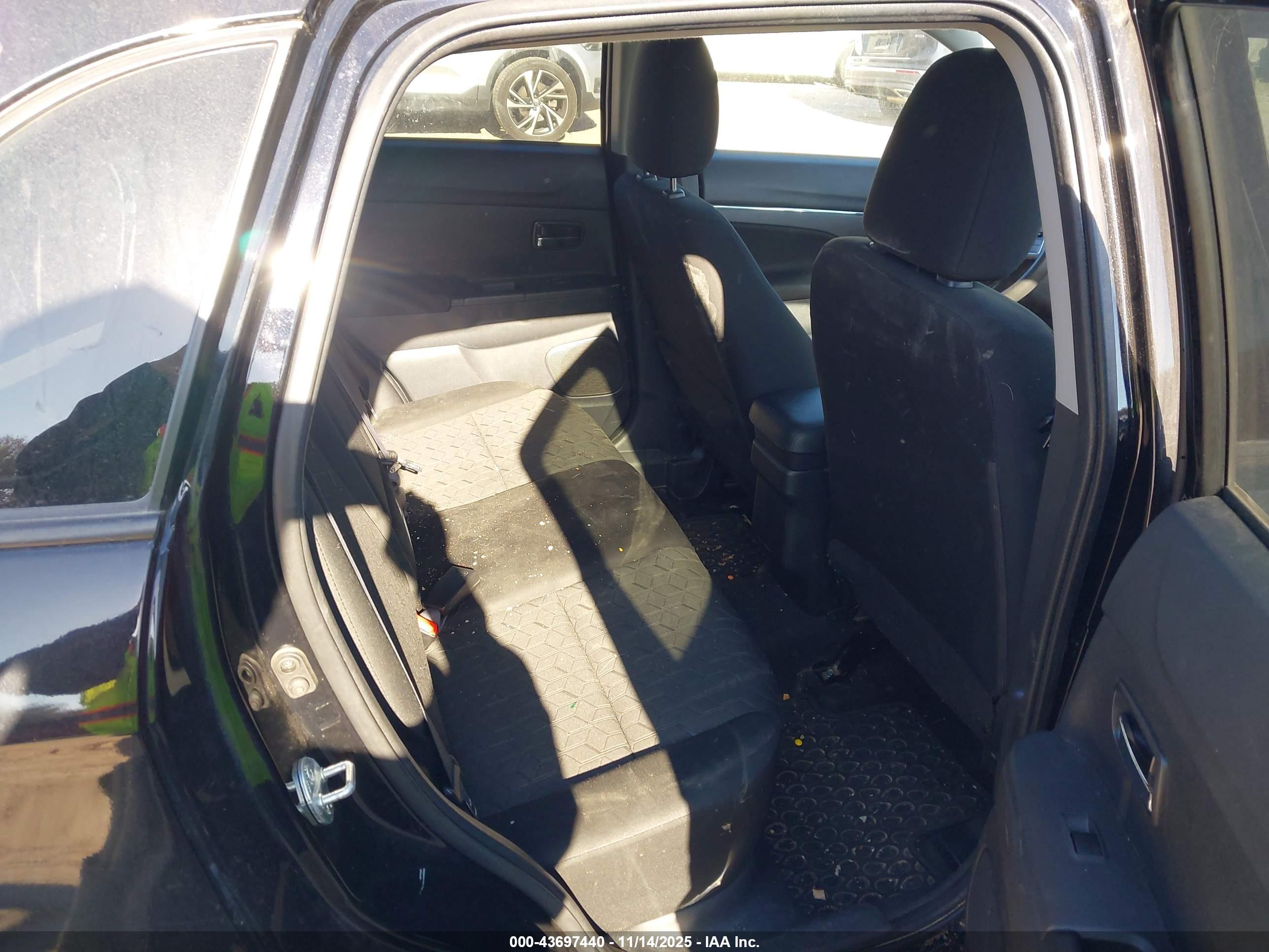MITSUBISHI OUTLANDER image 8