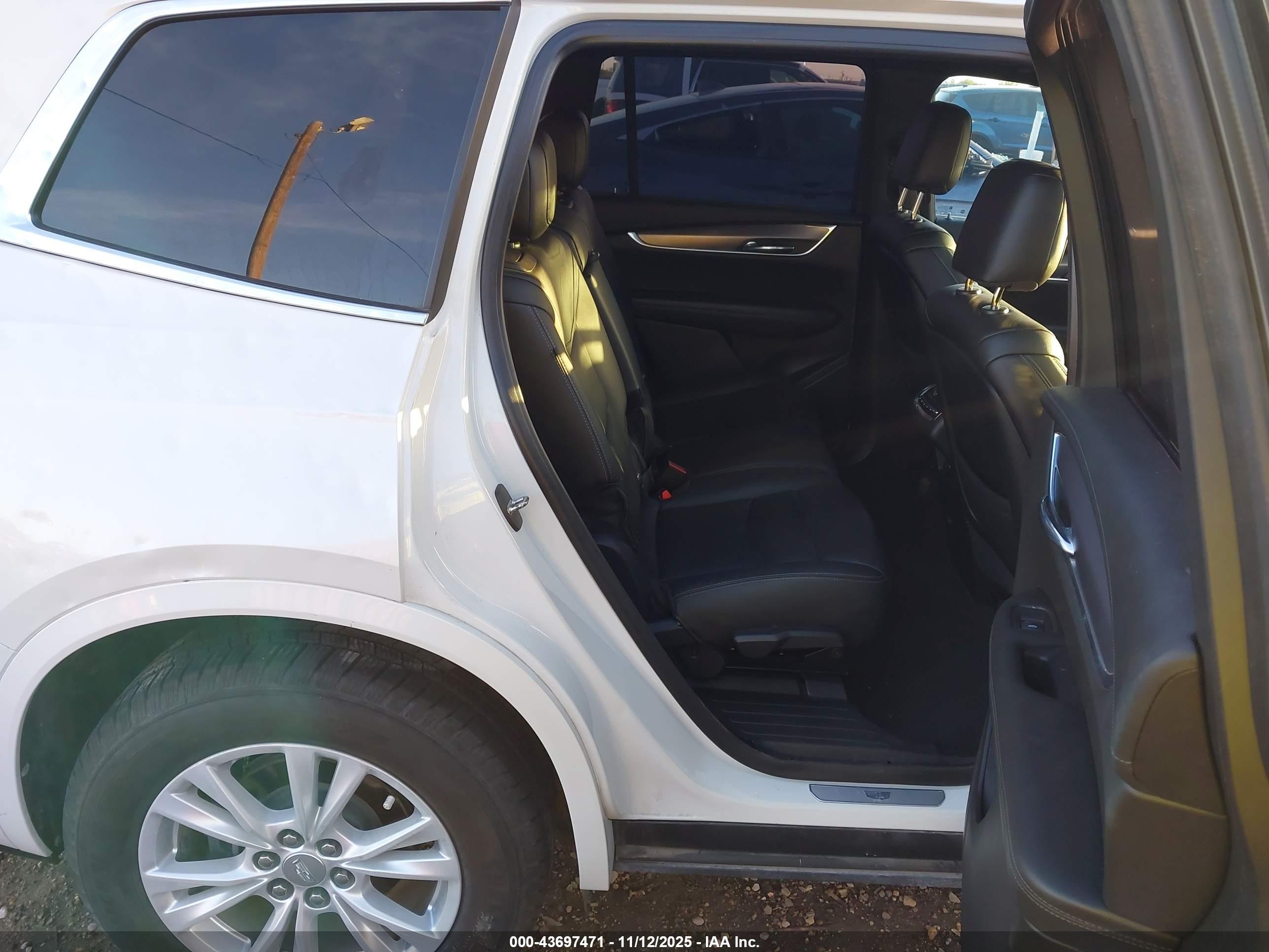 CADILLAC XT6 image 8