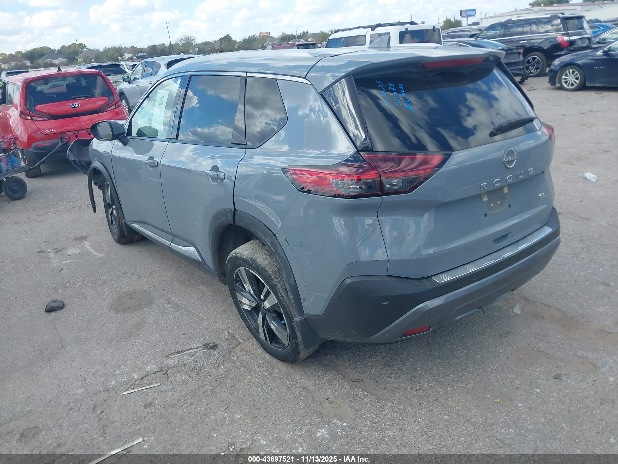 NISSAN ROGUE image 3