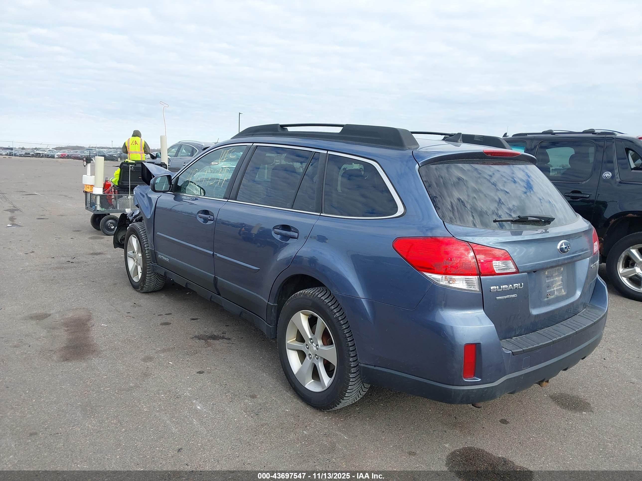 SUBARU OUTBACK image 3