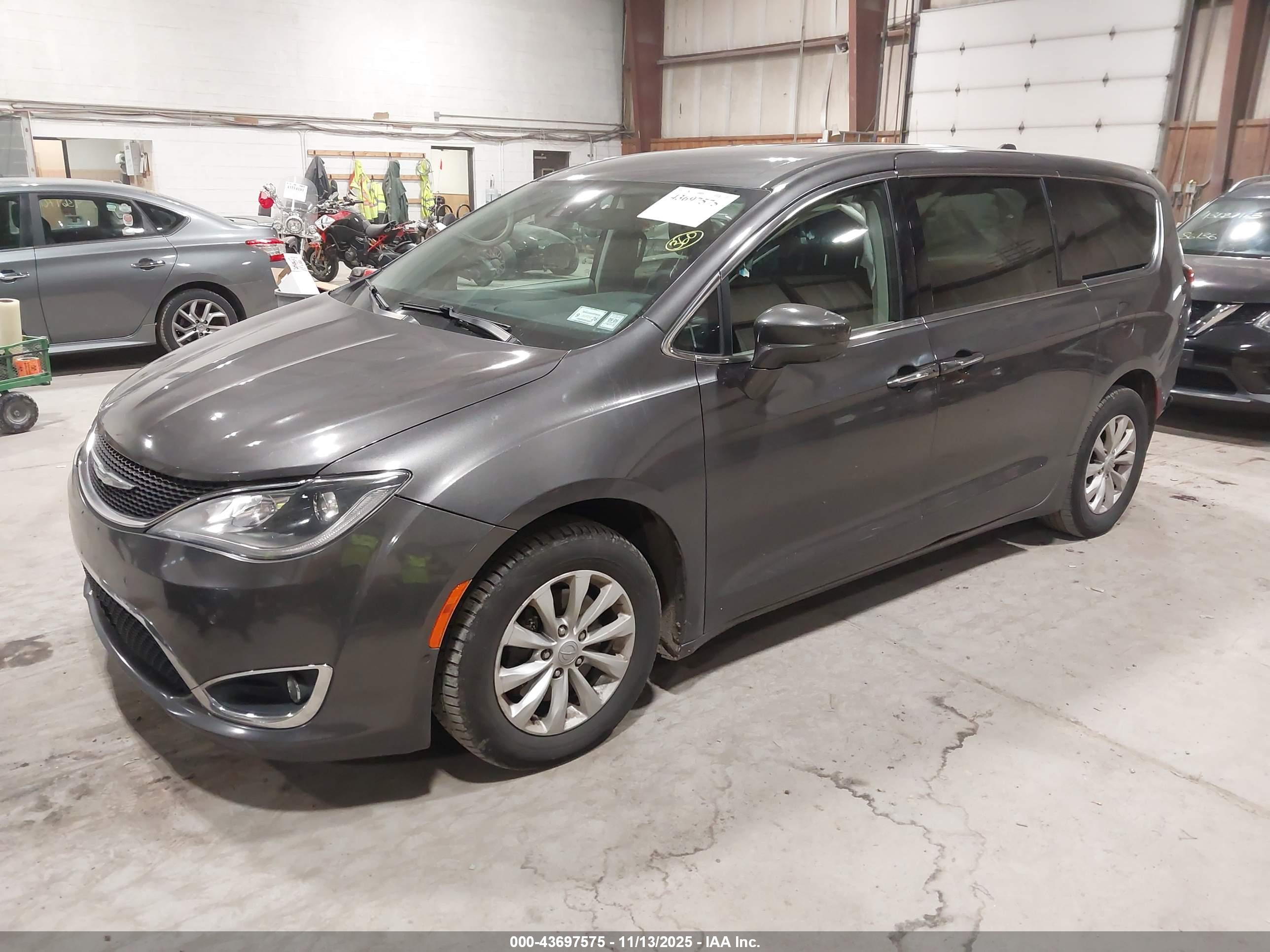 CHRYSLER PACIFICA image 2