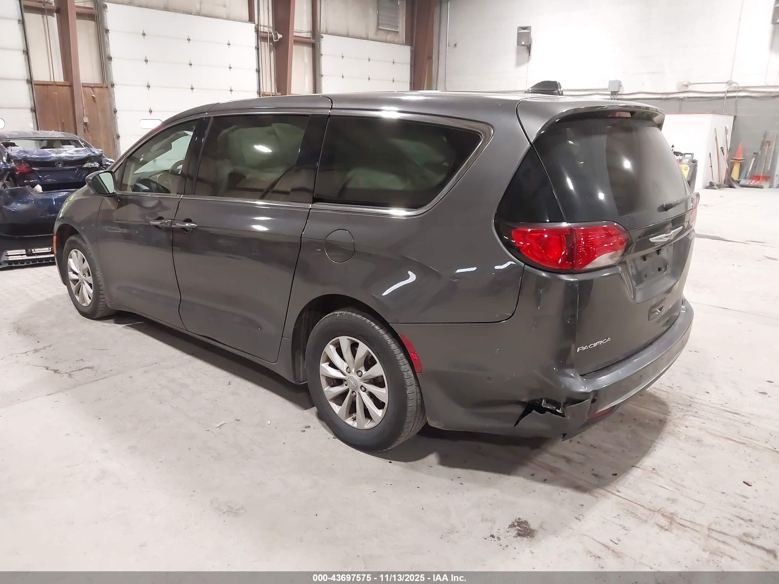 CHRYSLER PACIFICA image 3
