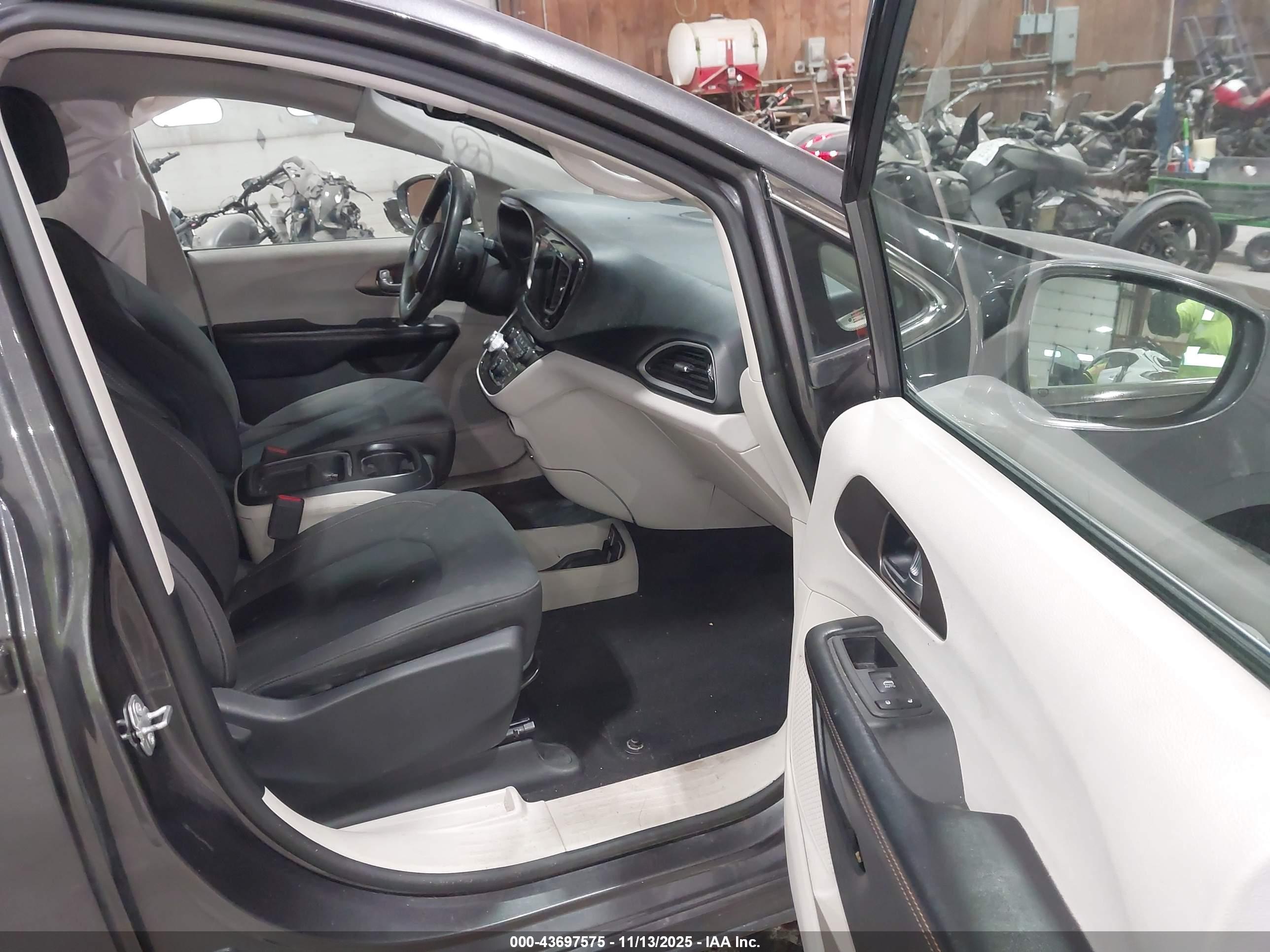 CHRYSLER PACIFICA image 5