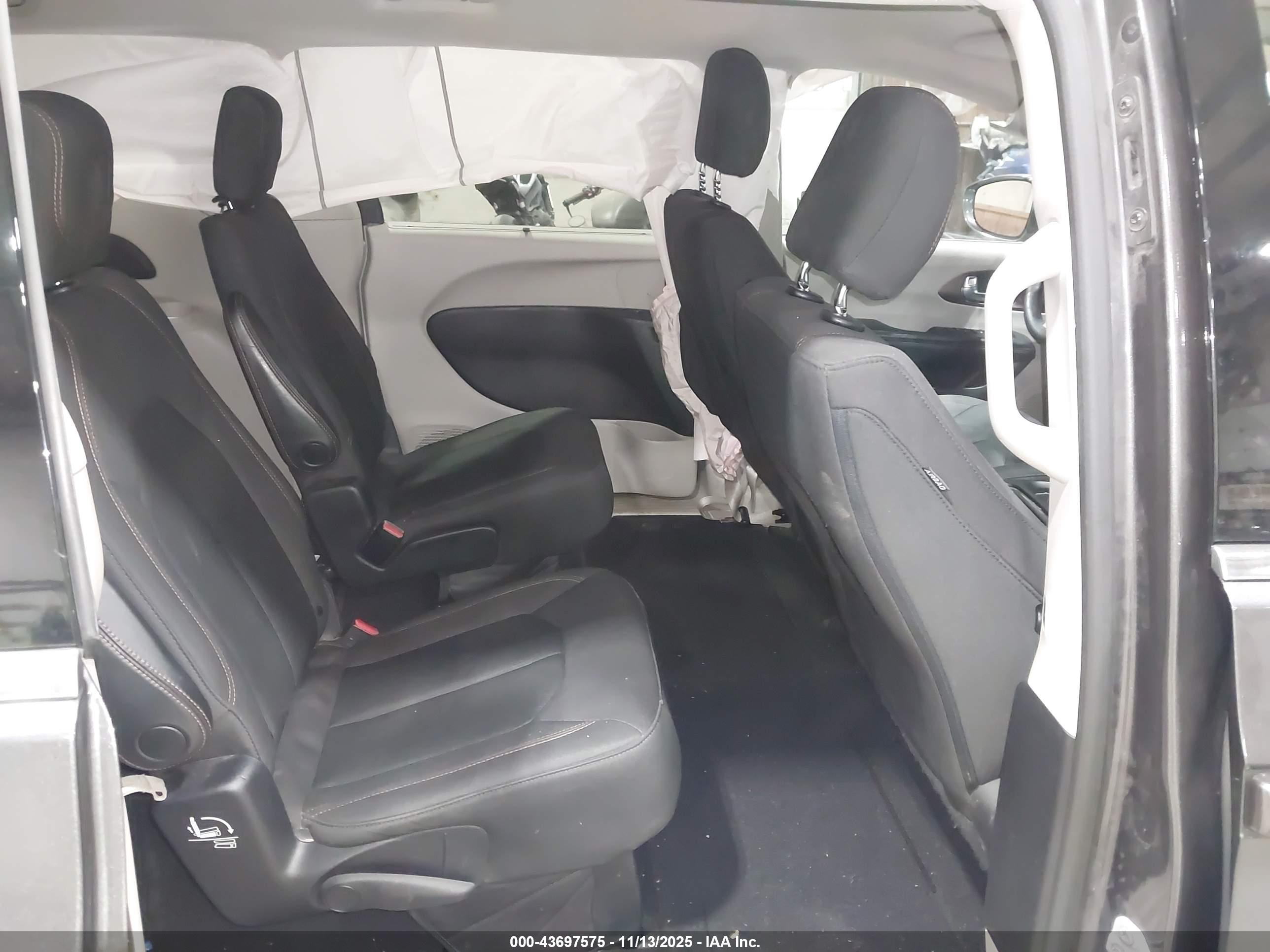 CHRYSLER PACIFICA image 8
