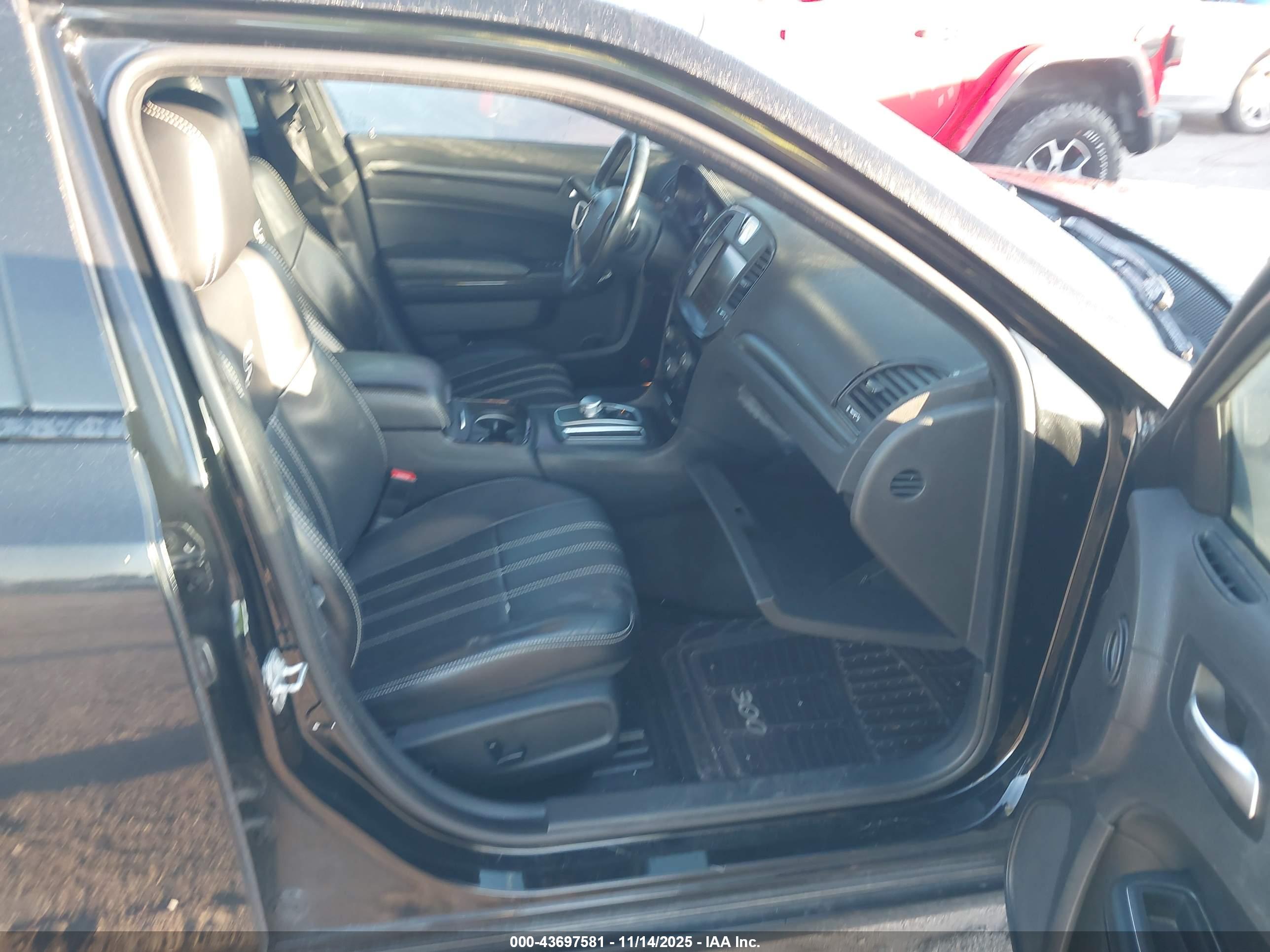 CHRYSLER 300 image 5