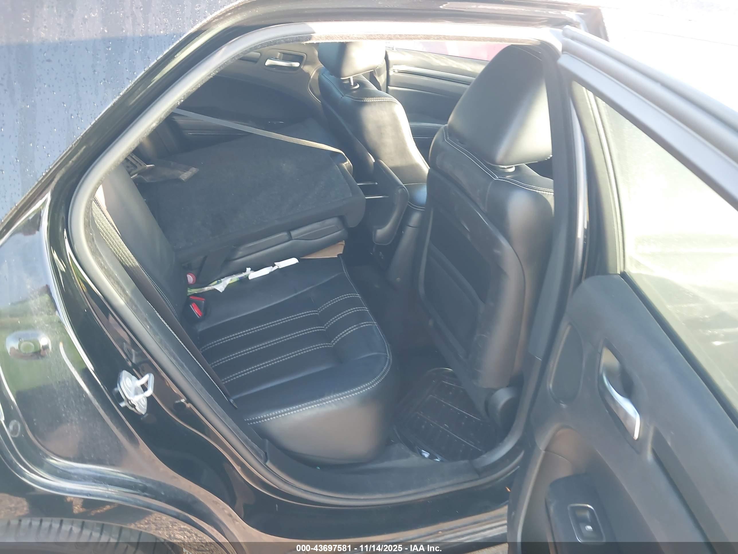 CHRYSLER 300 image 8