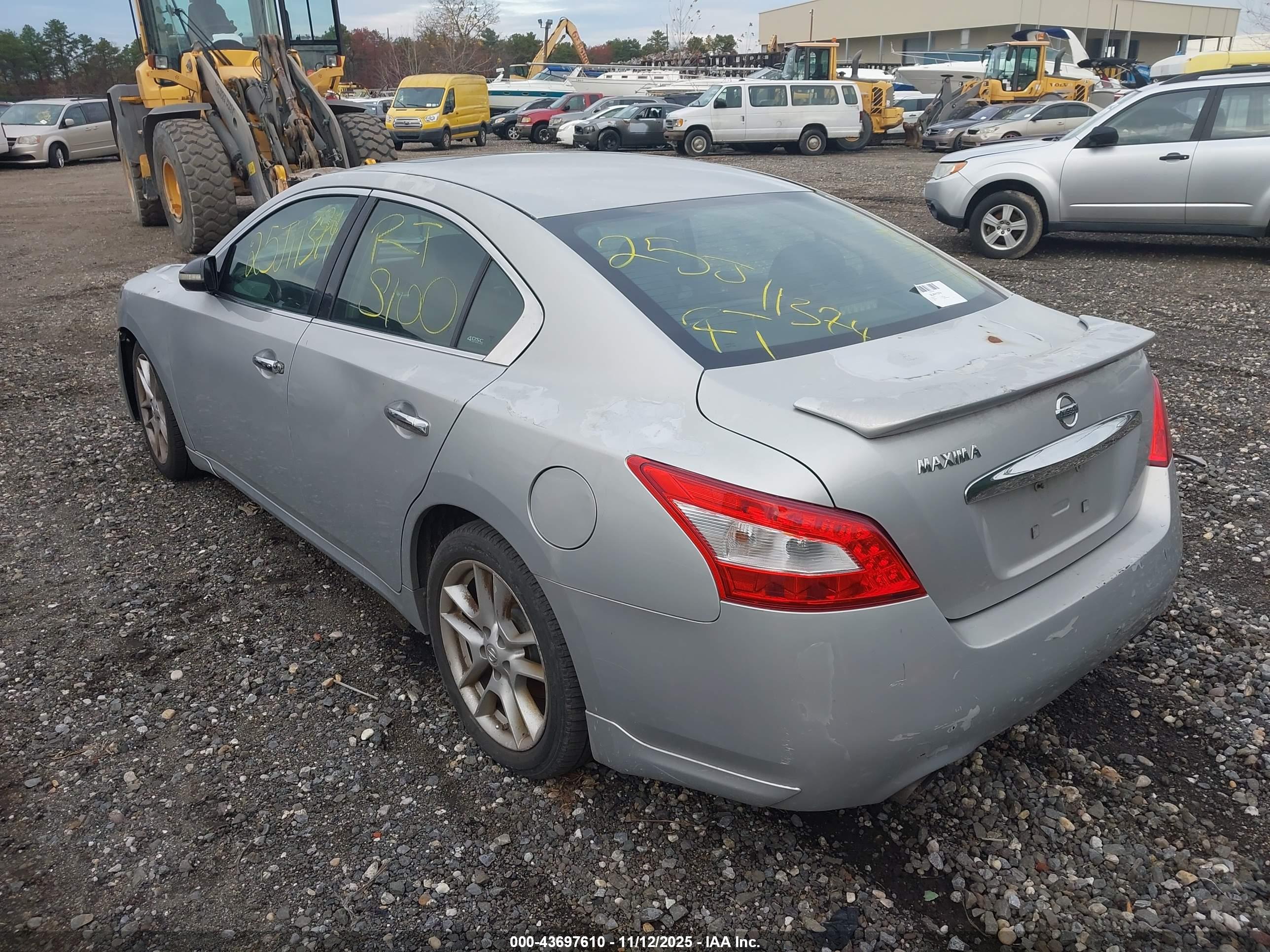 NISSAN MAXIMA image 3