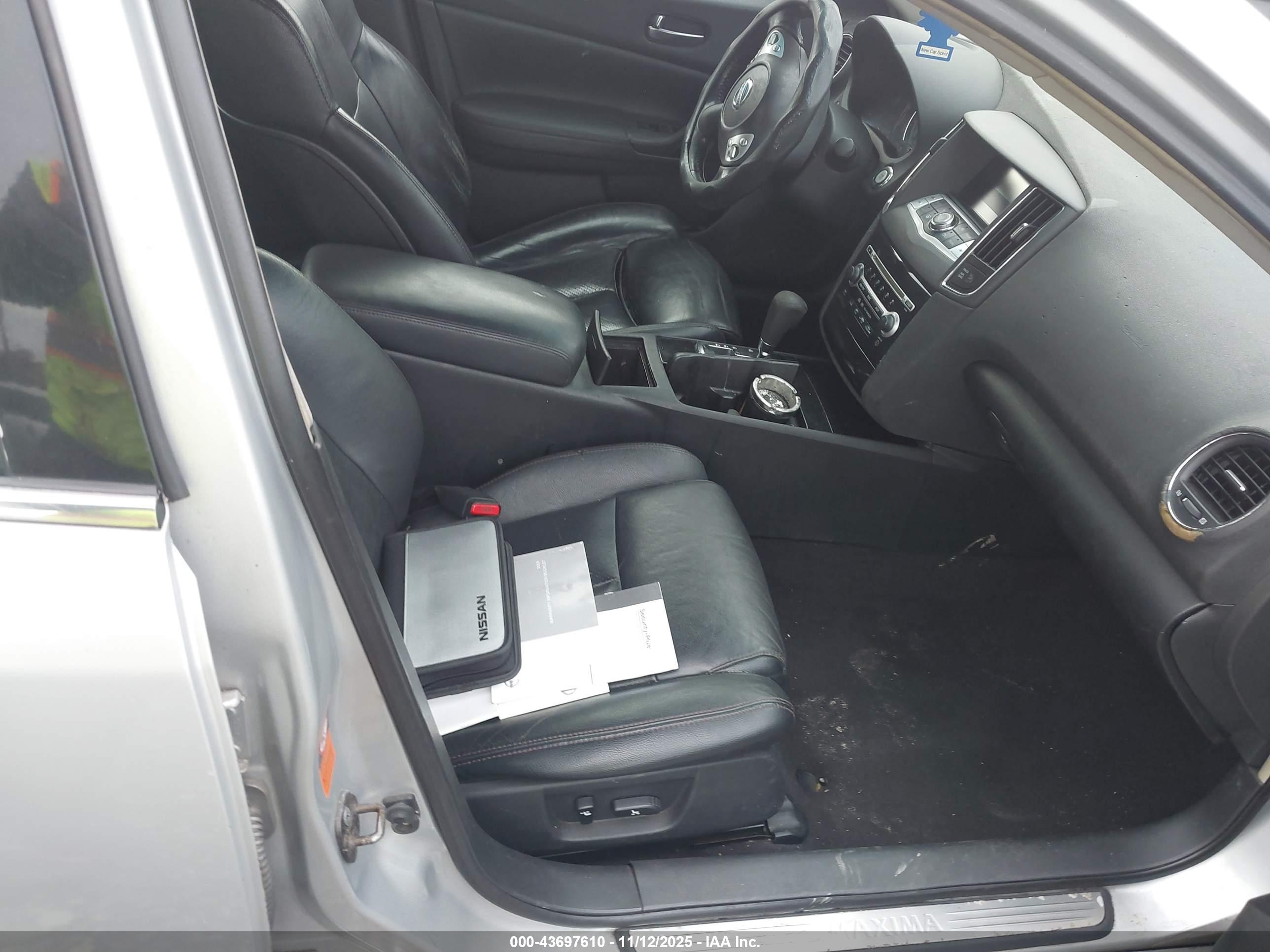 NISSAN MAXIMA image 5