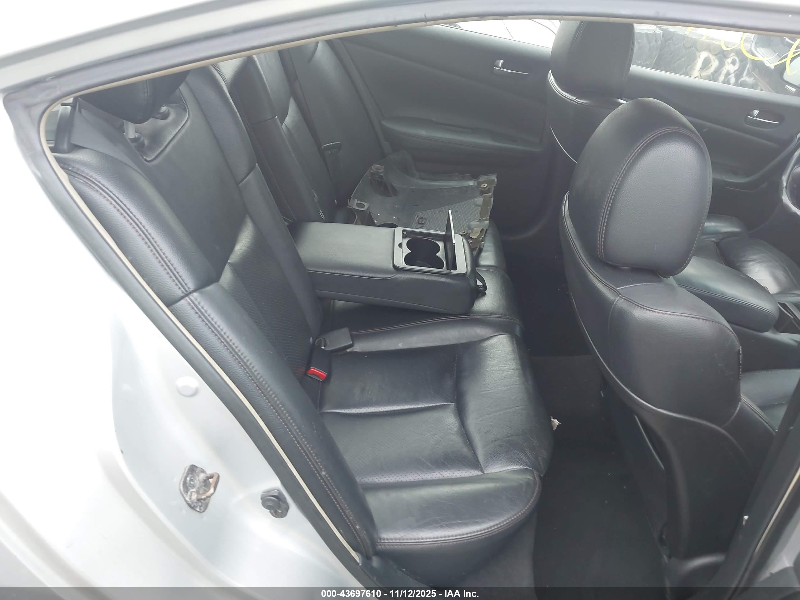 NISSAN MAXIMA image 8