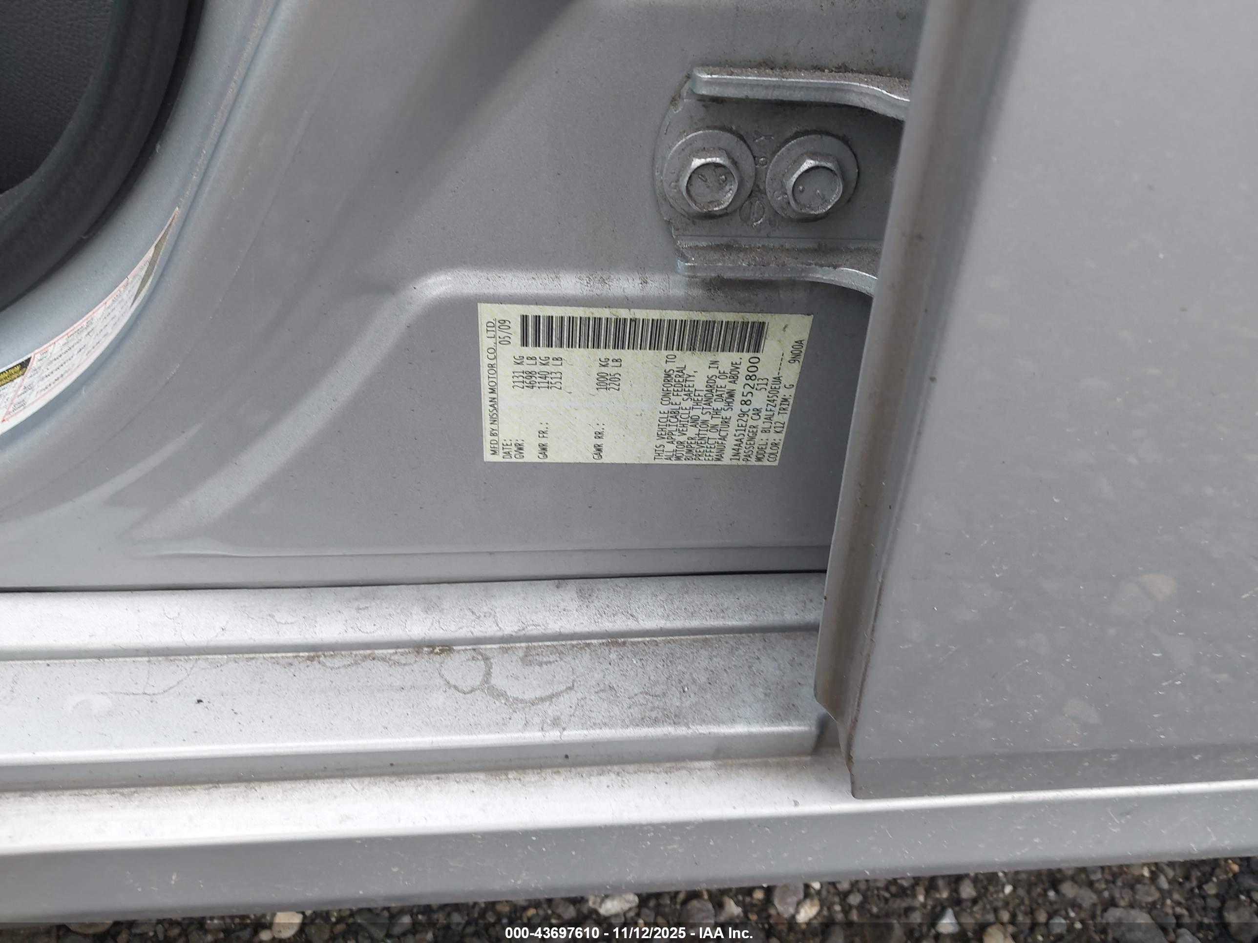 NISSAN MAXIMA image 9