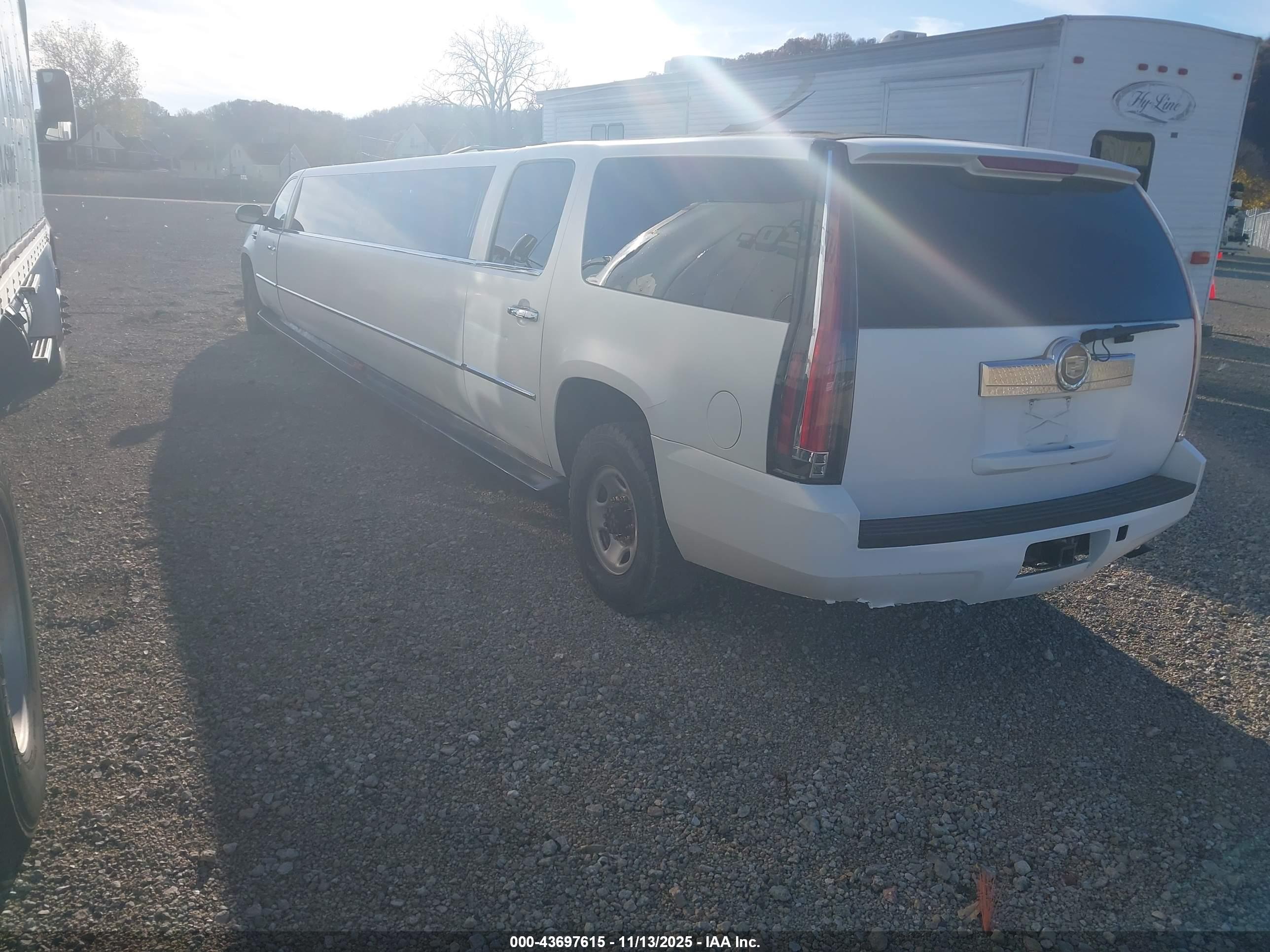 CHEVROLET SUBURBAN image 3