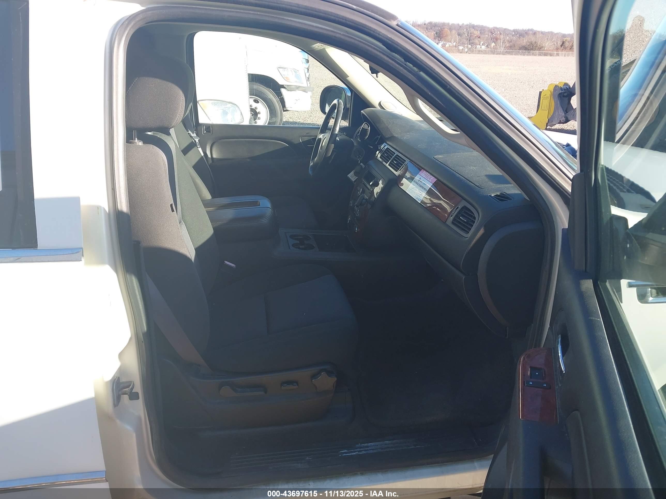 CHEVROLET SUBURBAN image 5