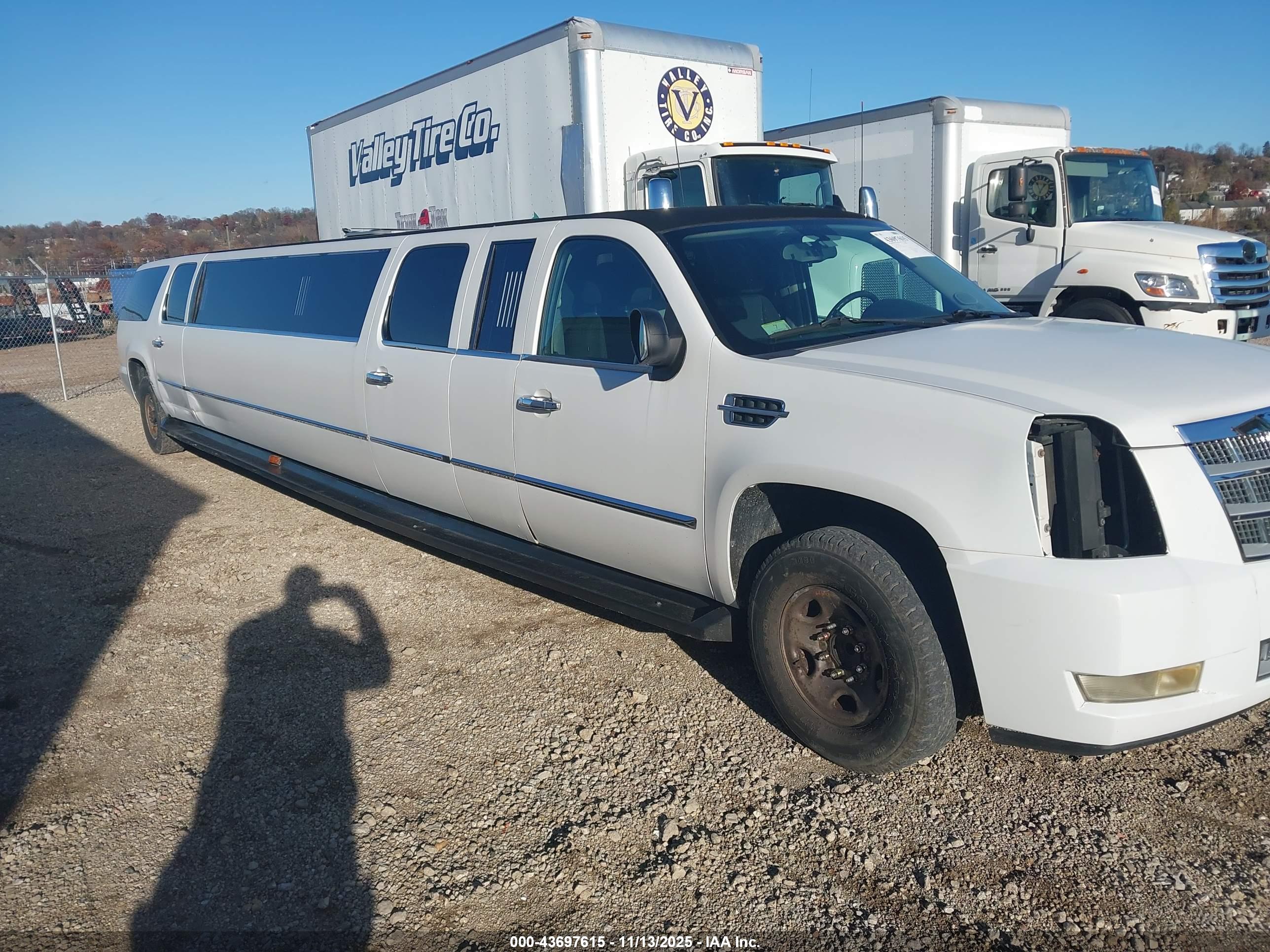 CHEVROLET SUBURBAN image 6