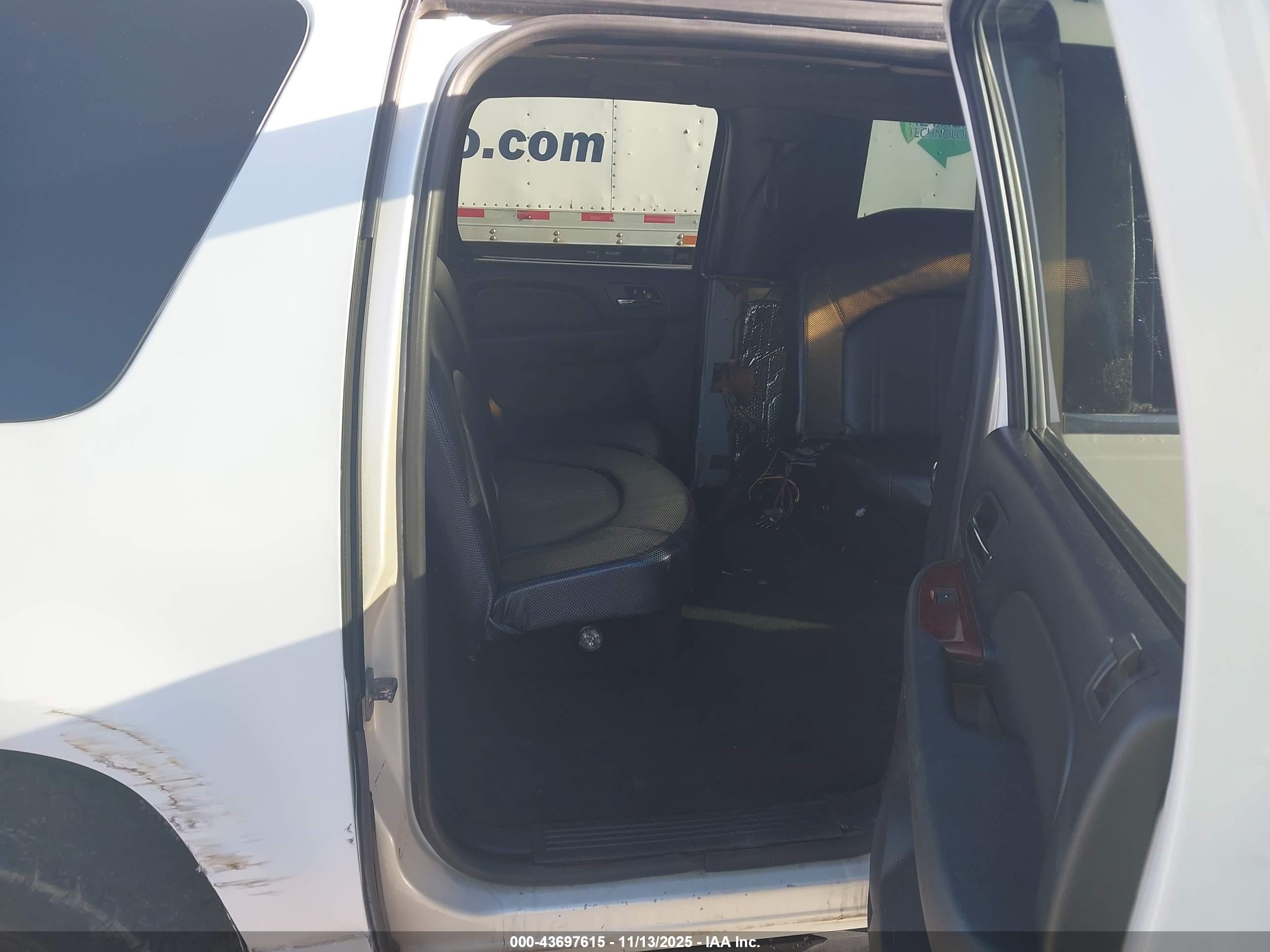 CHEVROLET SUBURBAN image 8