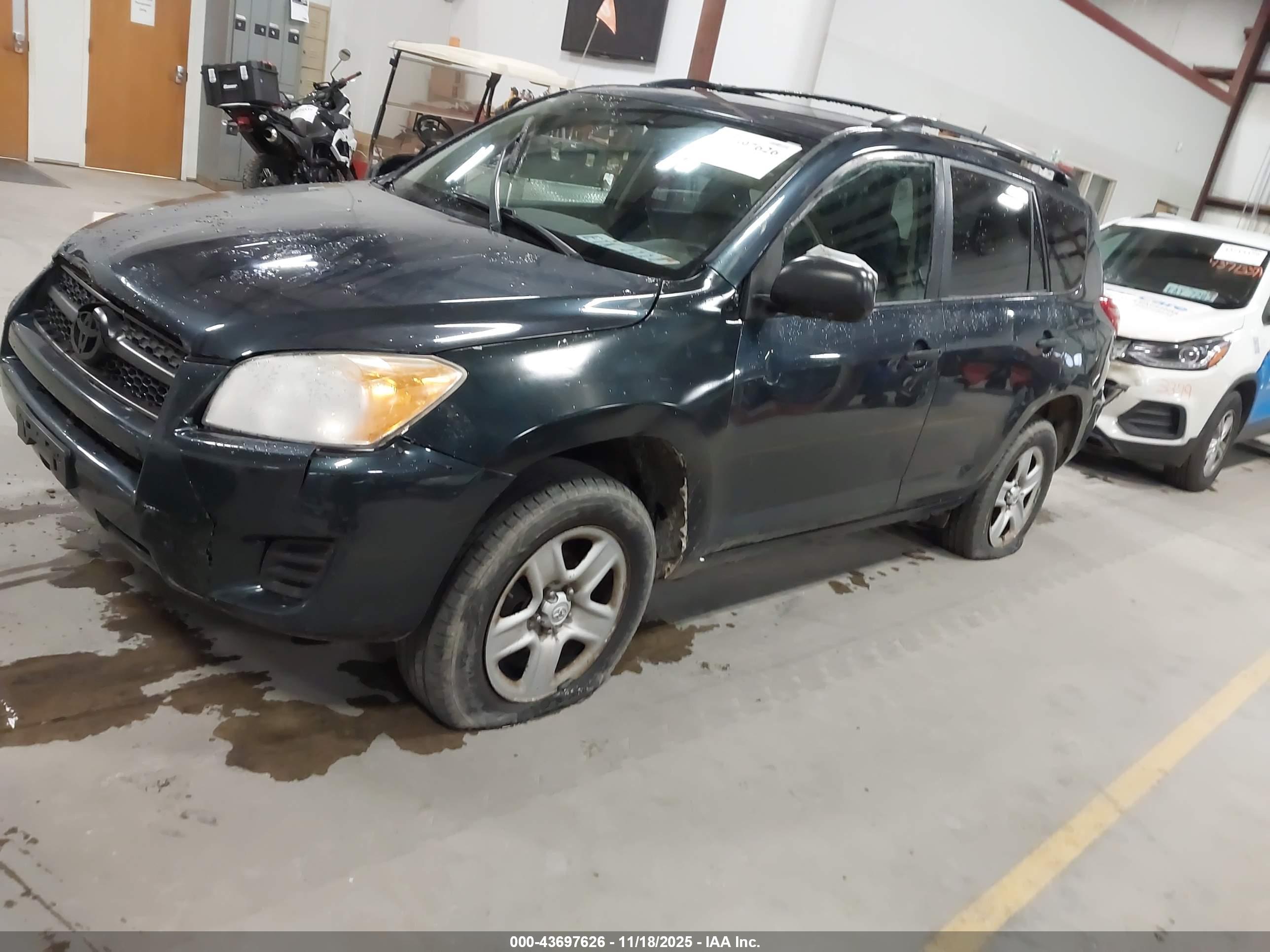 TOYOTA RAV4 image 2
