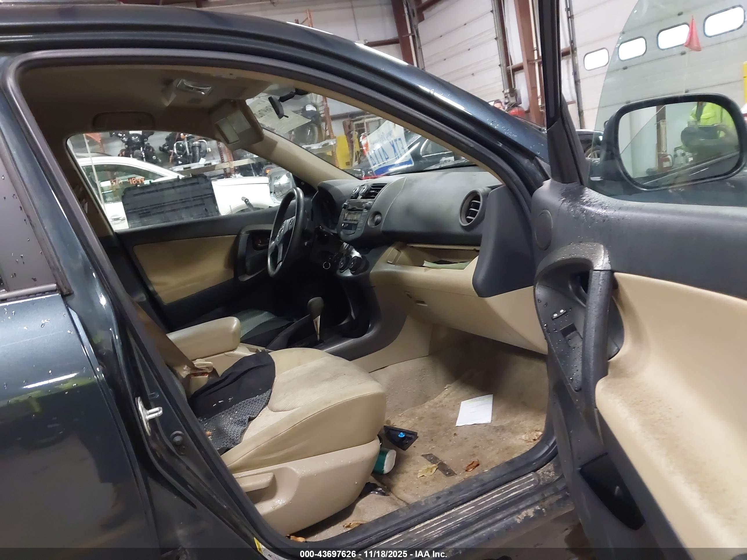 TOYOTA RAV4 image 5