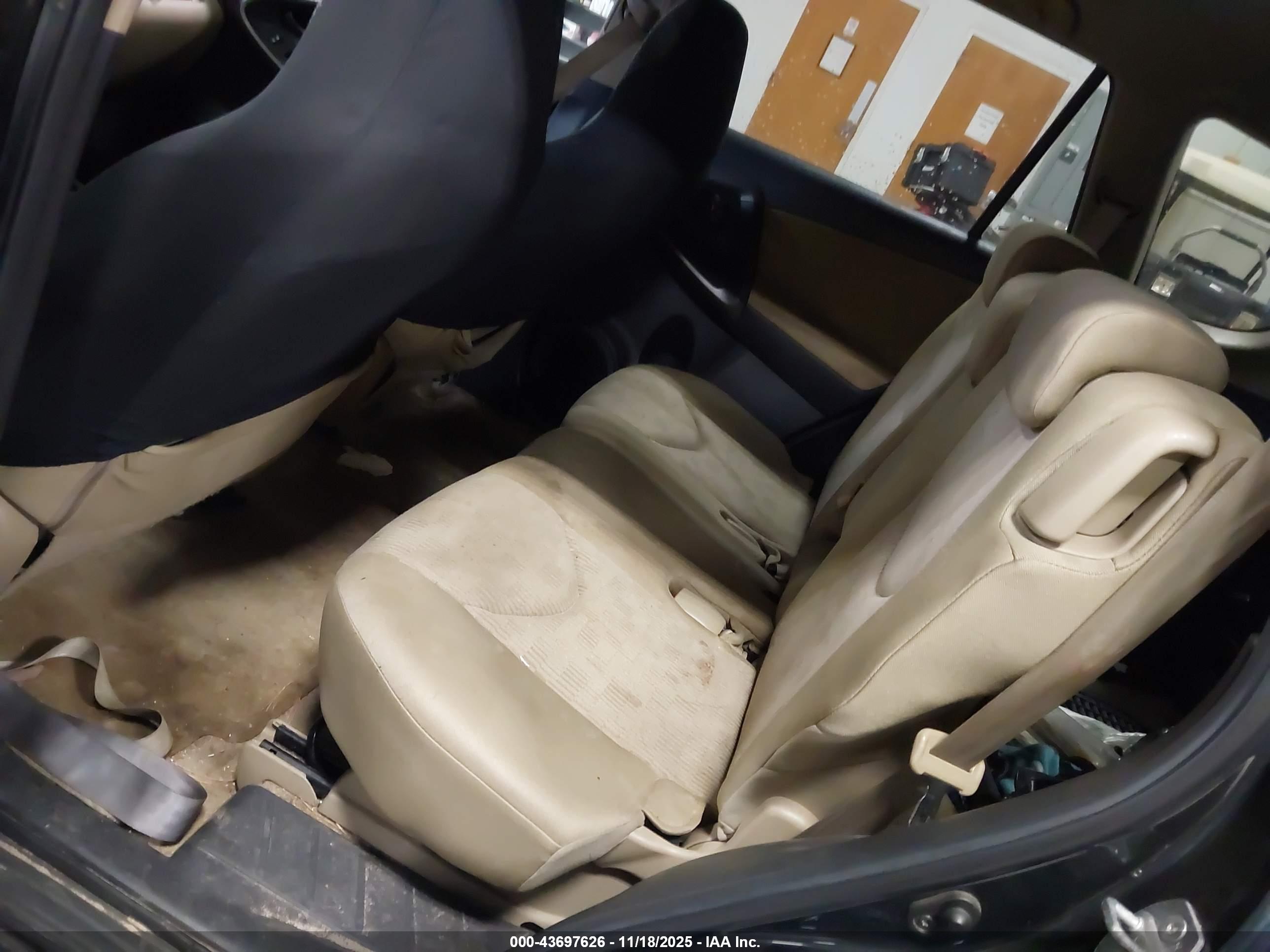 TOYOTA RAV4 image 8