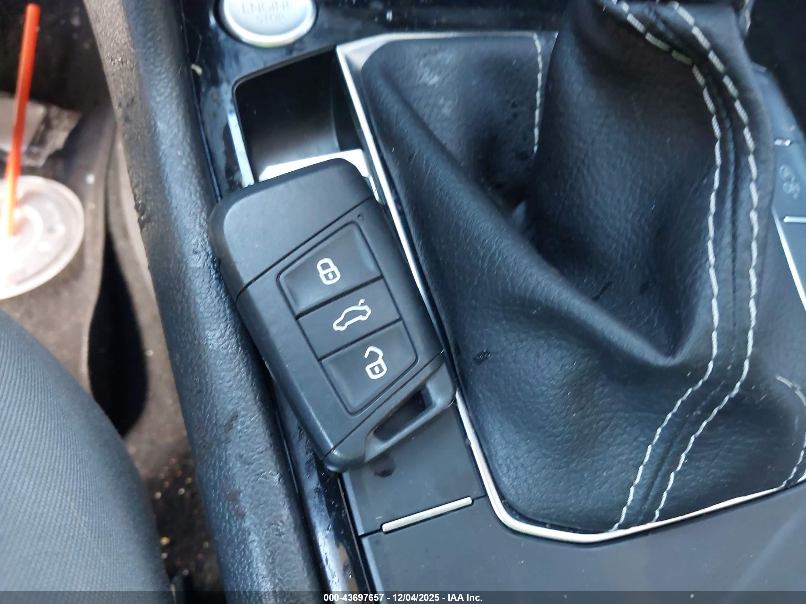 VOLKSWAGEN TAOS image 11