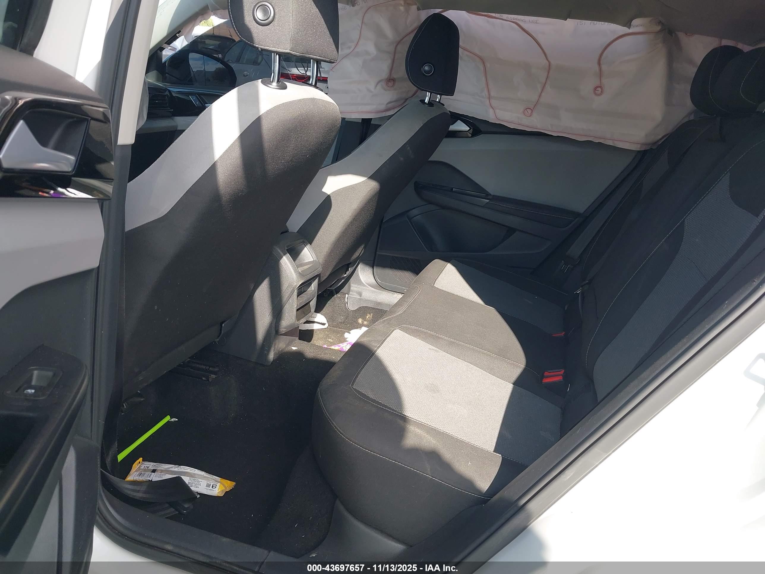 VOLKSWAGEN TAOS image 8