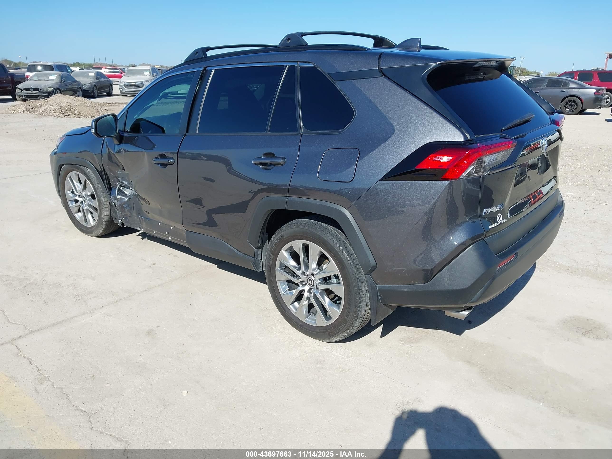 TOYOTA RAV4 image 3