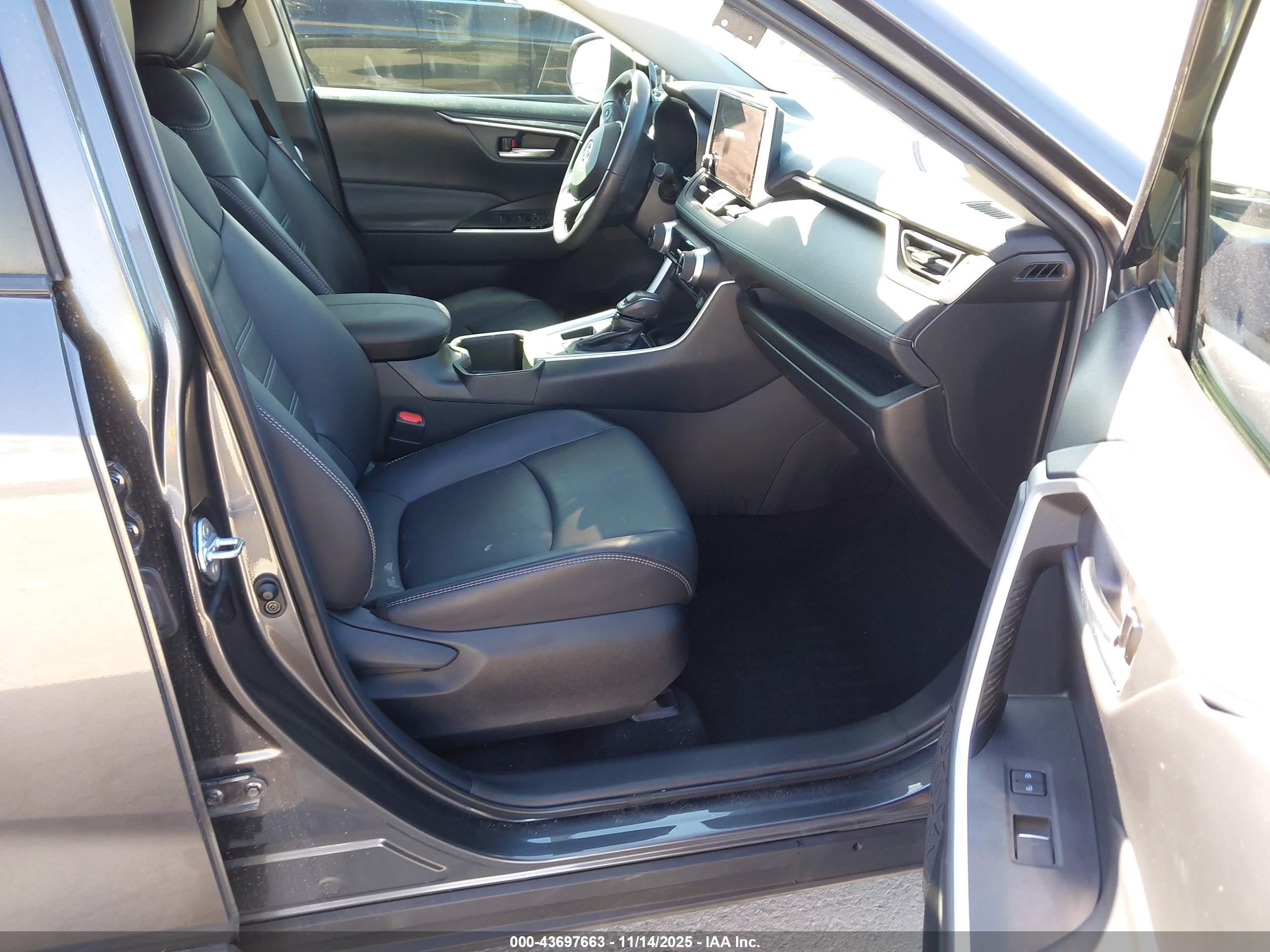 TOYOTA RAV4 image 5