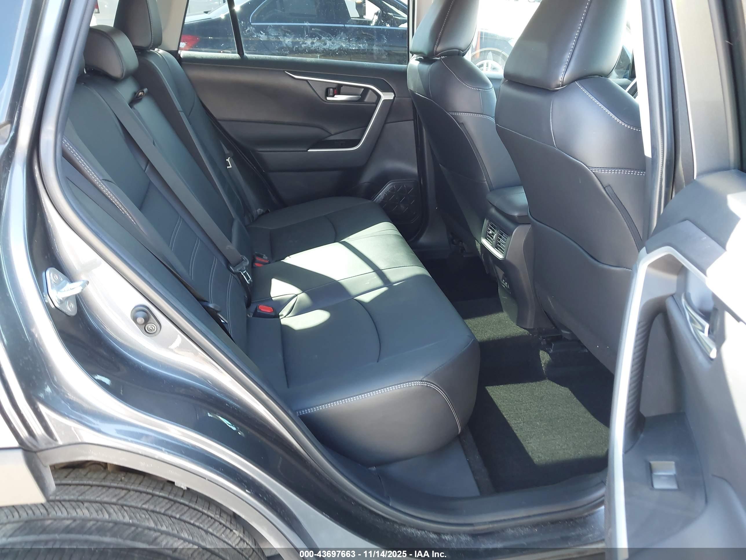 TOYOTA RAV4 image 8