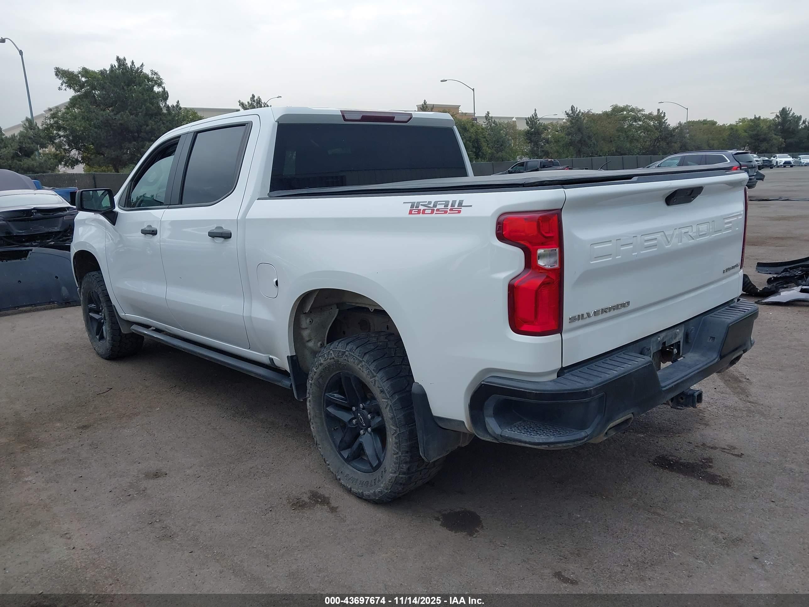CHEVROLET SILVERADO image 3